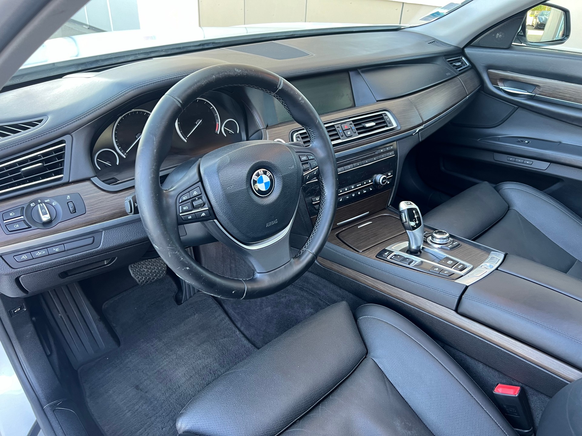 BMW 740d xDrive-image-11