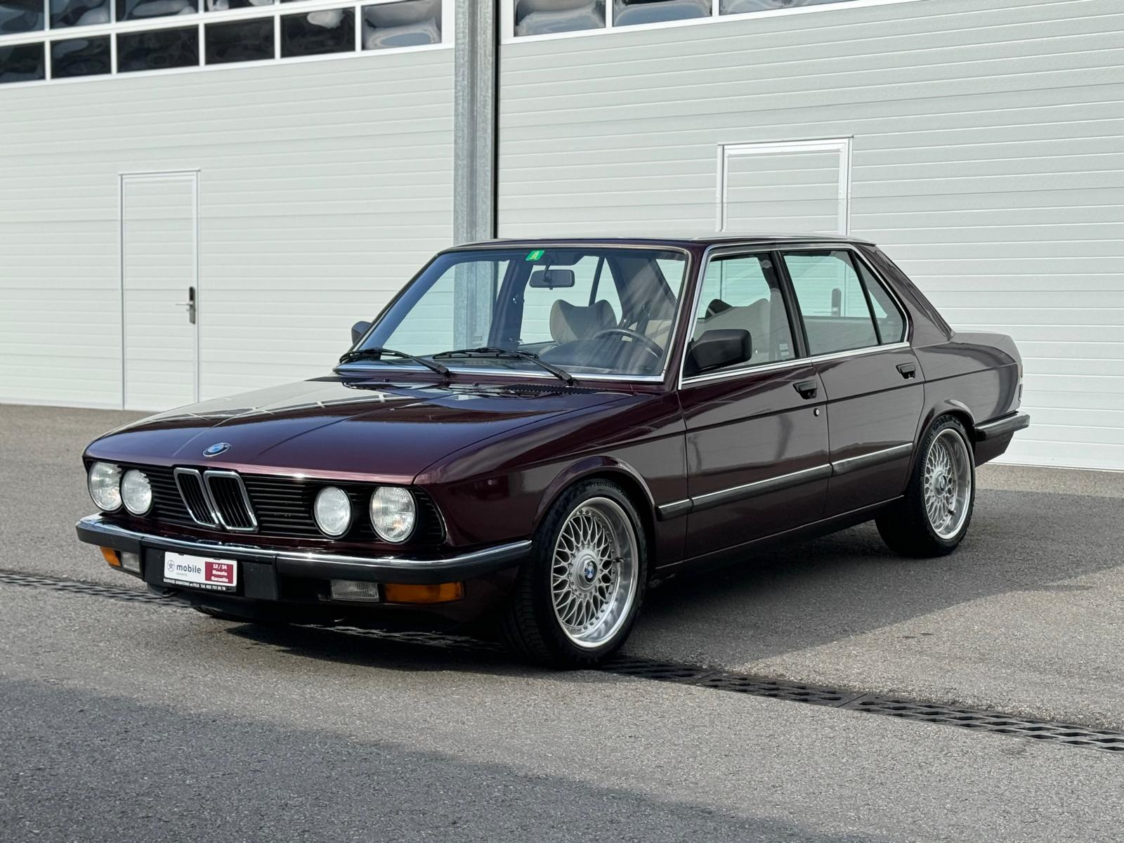 BMW 528i A-showroom-element-2