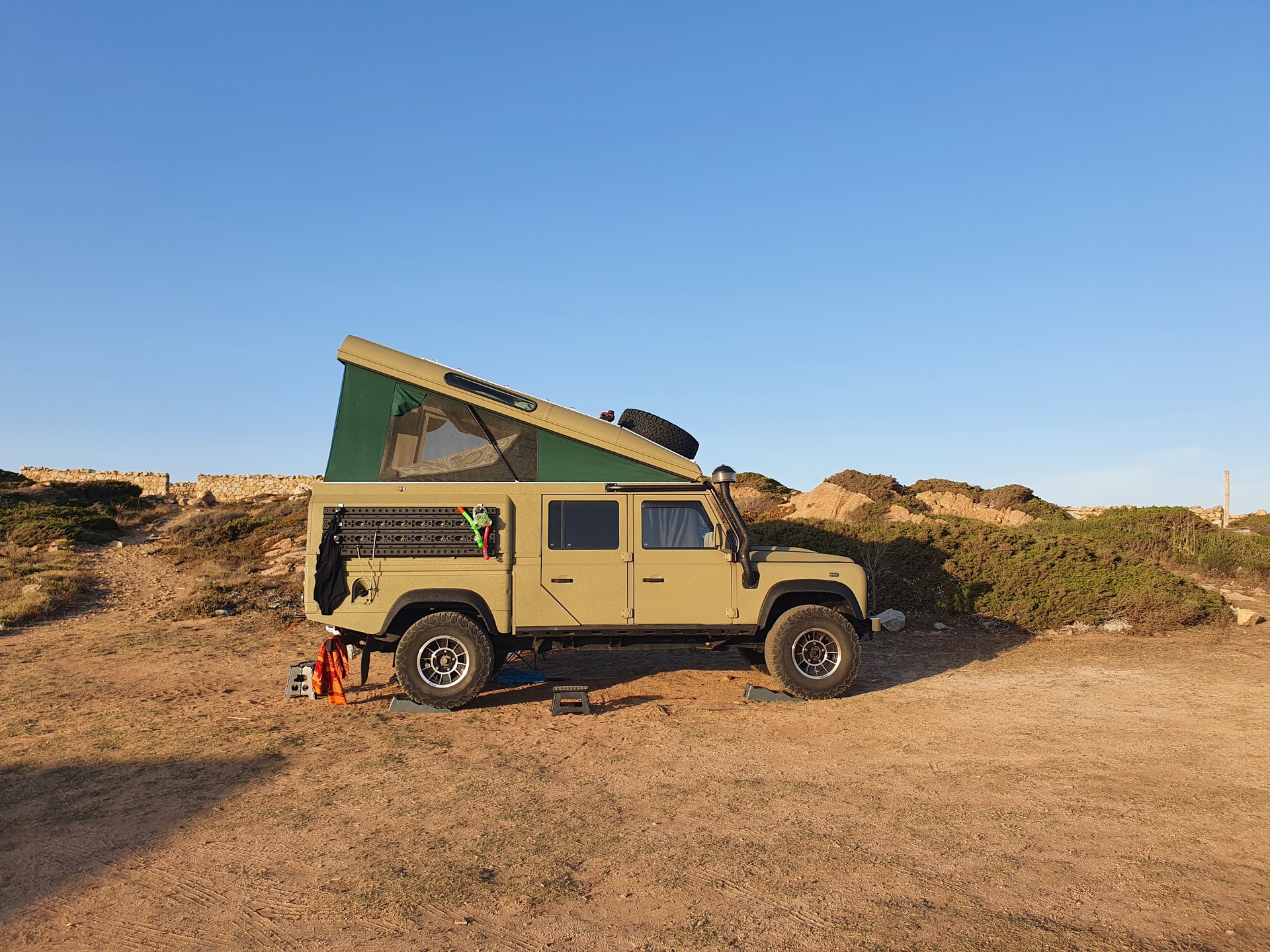 LAND ROVER 130-image-0
