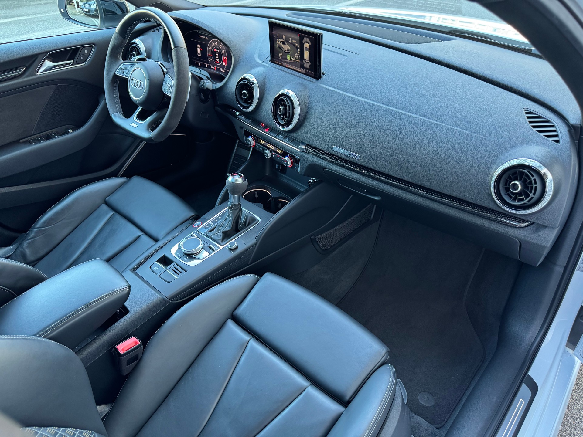 AUDI RS3 Sportback 2.5 TSI quattro S-tronic-image-11