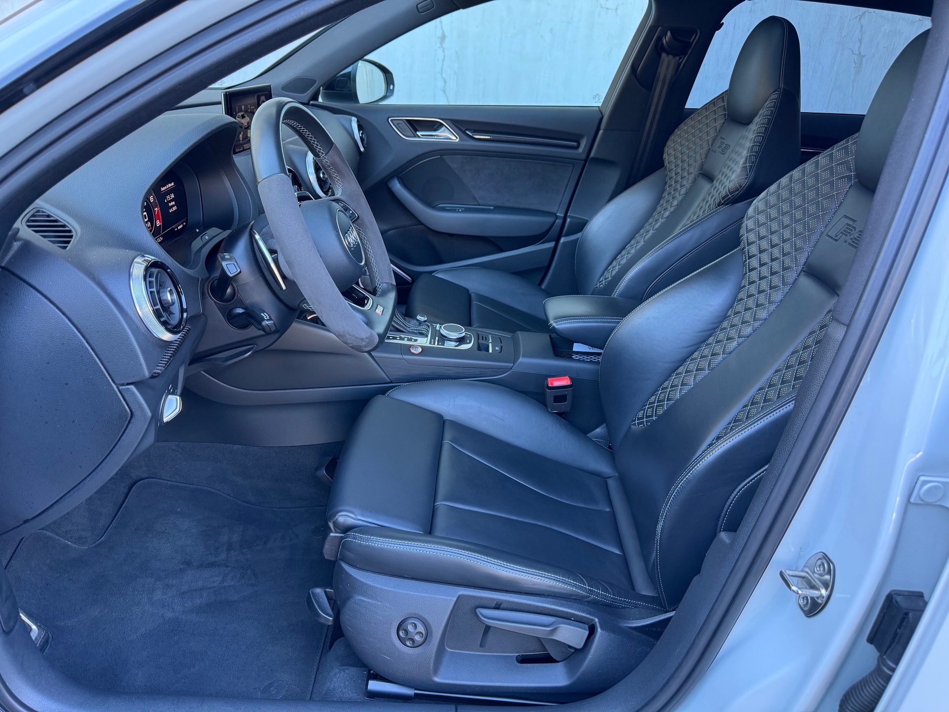 AUDI RS3 Sportback 2.5 TSI quattro S-tronic-image-9