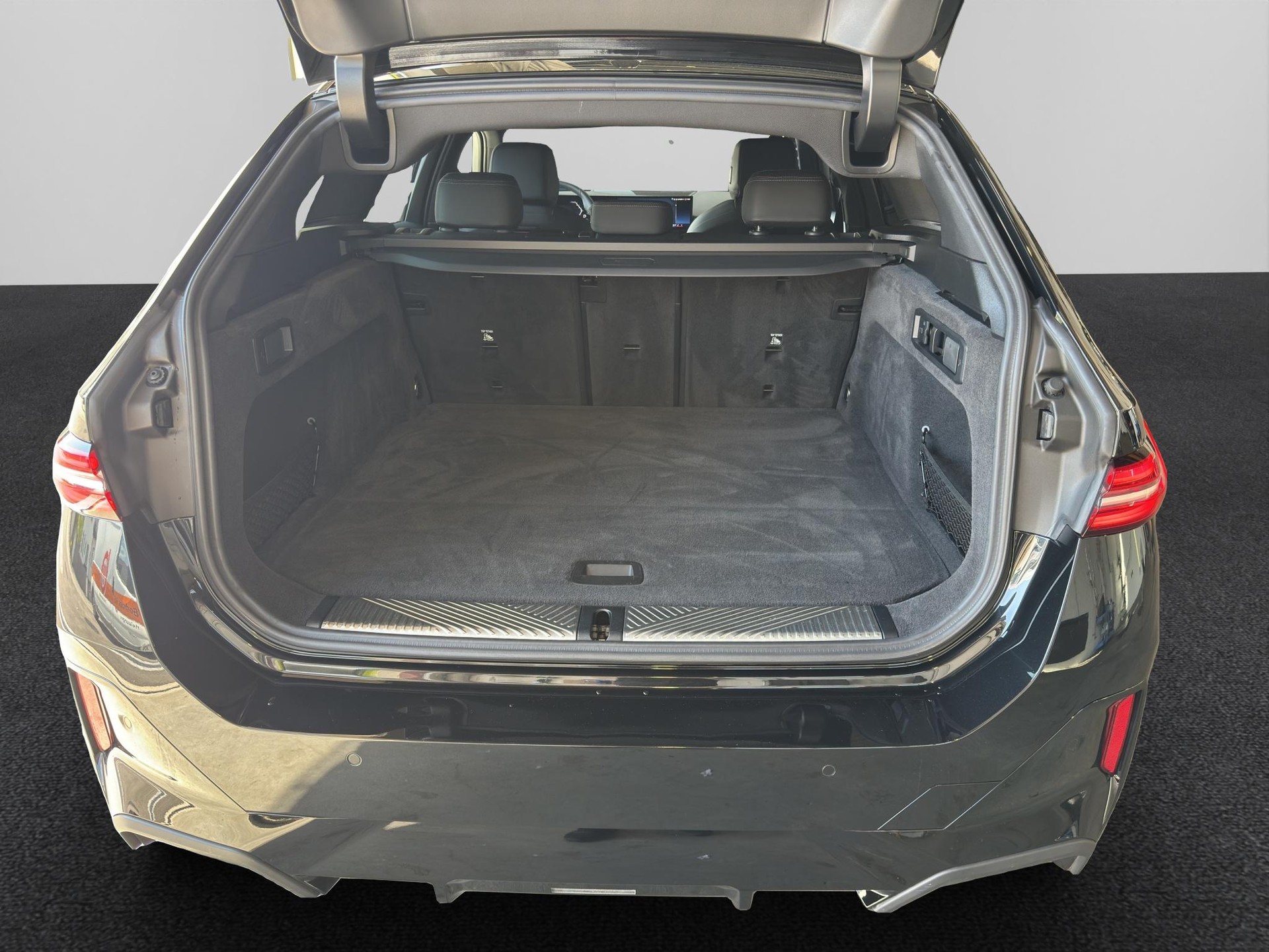 BMW 520d xDrive 48V Touring M Sport Steptronic-image-22