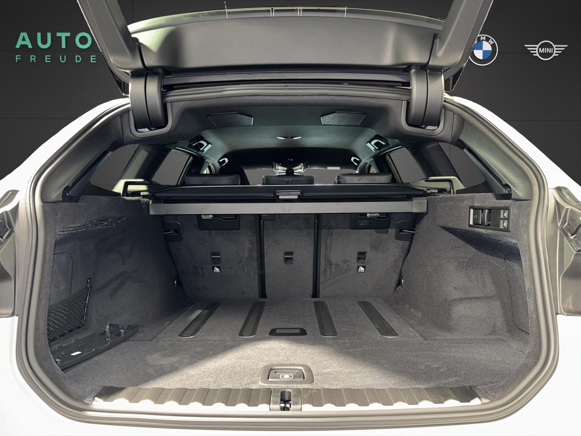 BMW M3 Competition xDrive Touring-image-15