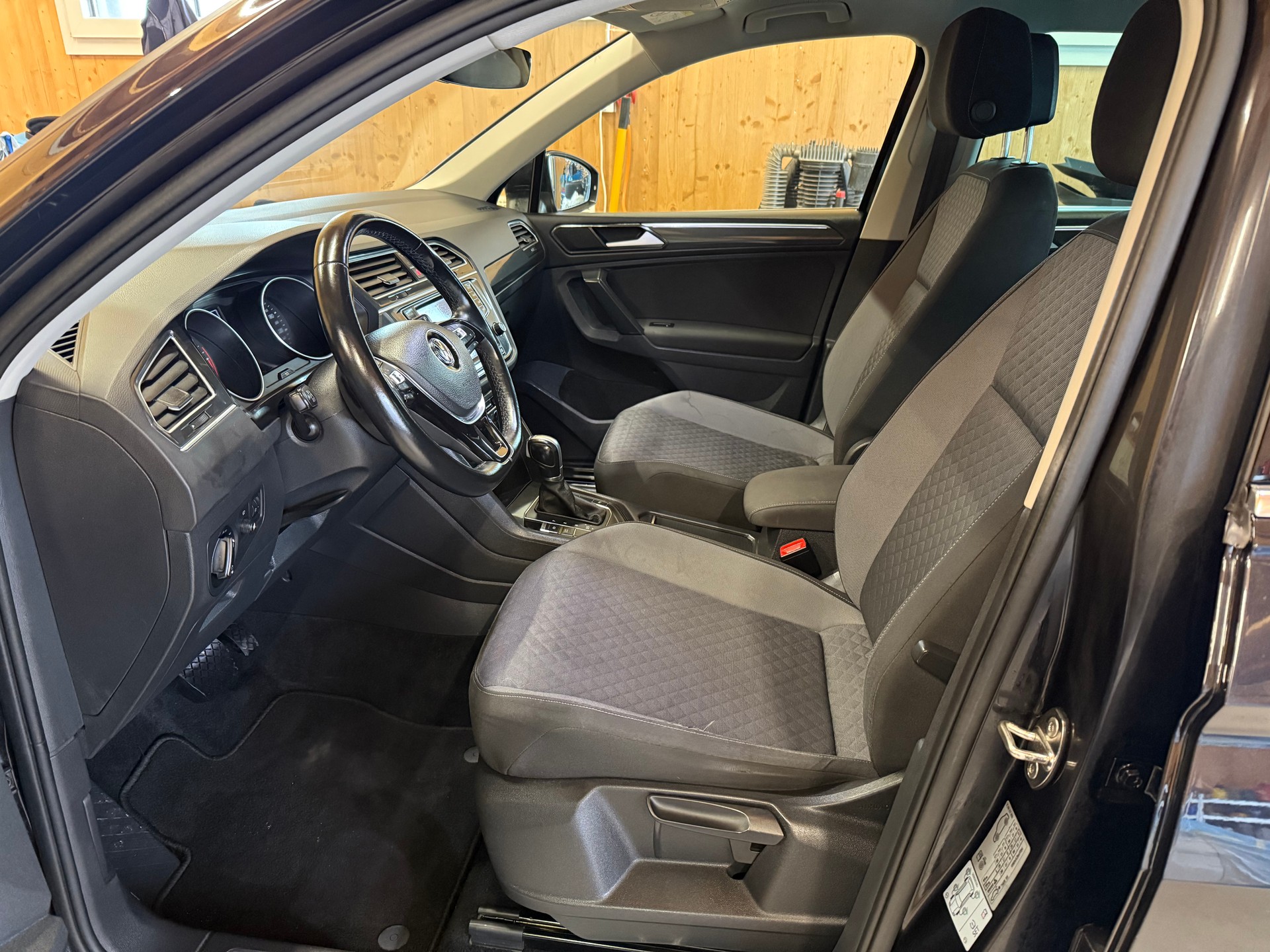 VW Tiguan 2.0 TDI SCR Comfortline 4Motion DSG-image-5