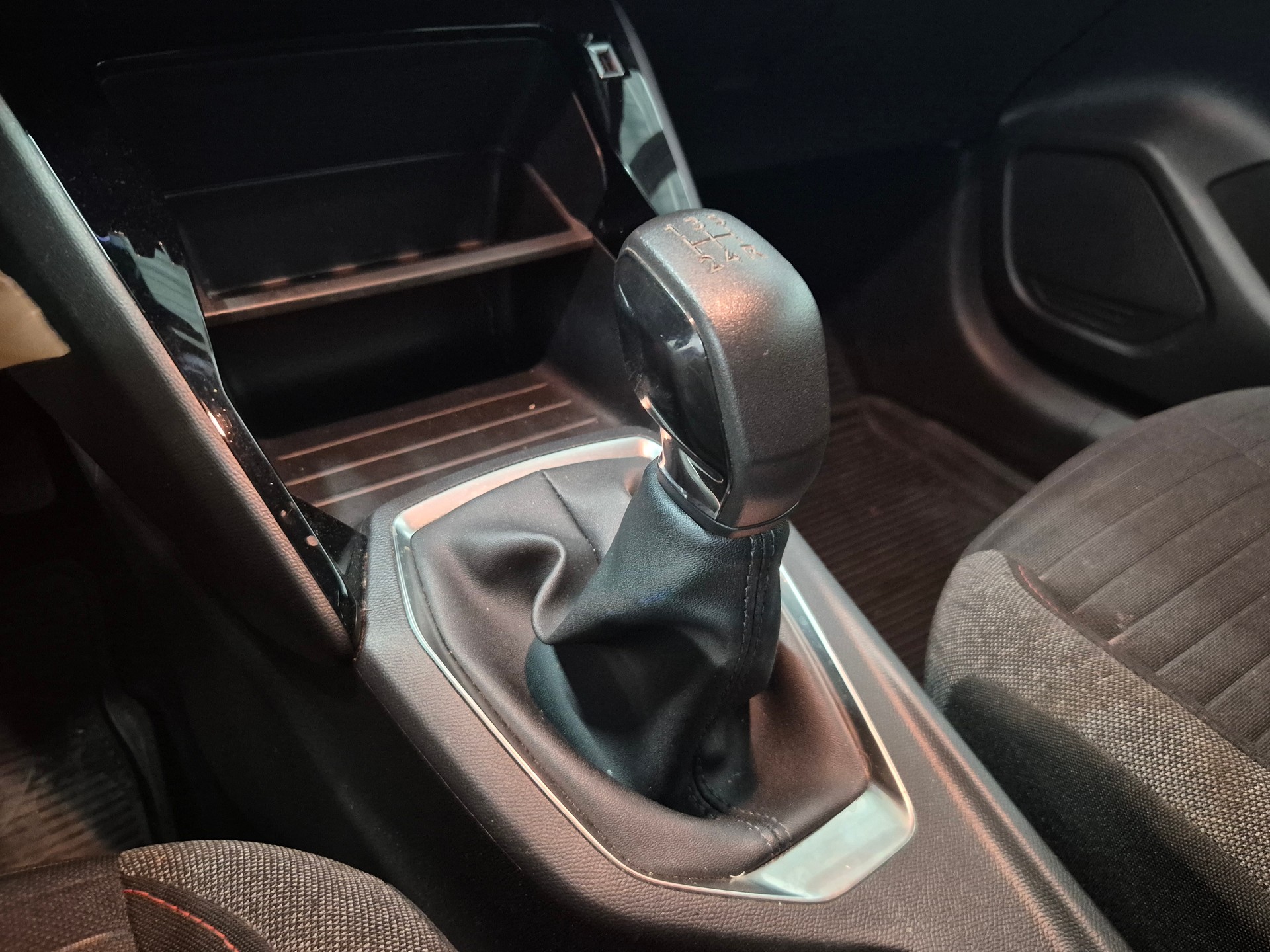 PEUGEOT 208 1.2 PureTech Active-image-12