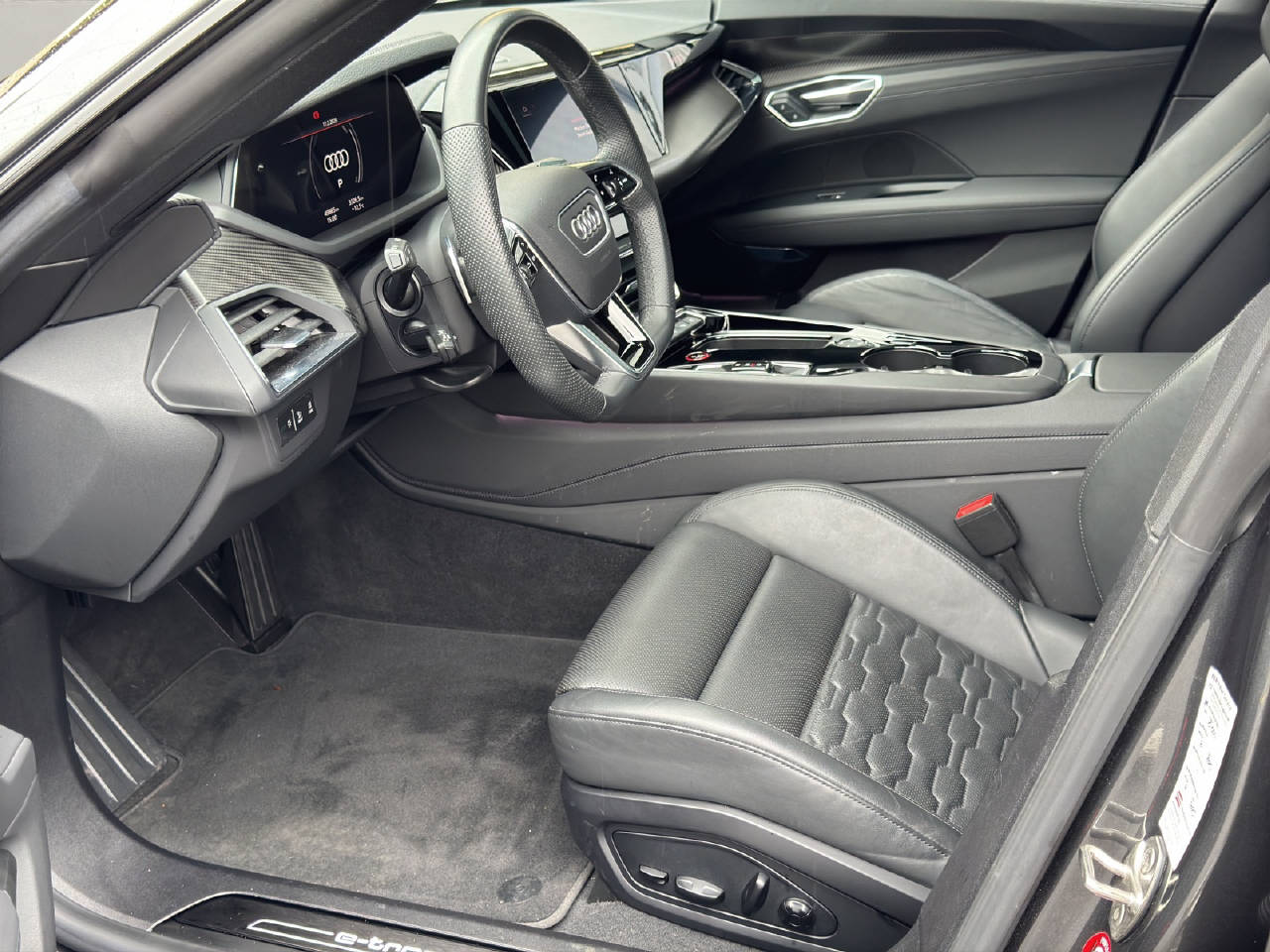 AUDI e-tron GT quattro-image-4
