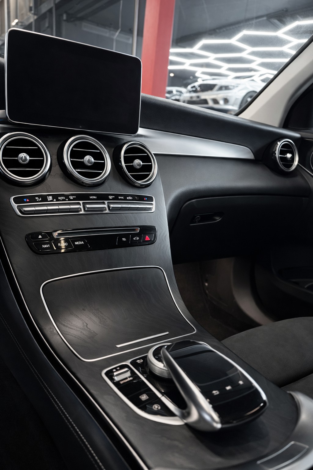 MERCEDES-BENZ GLC 250 AMG Line 4Matic 9G-Tronic-image-9