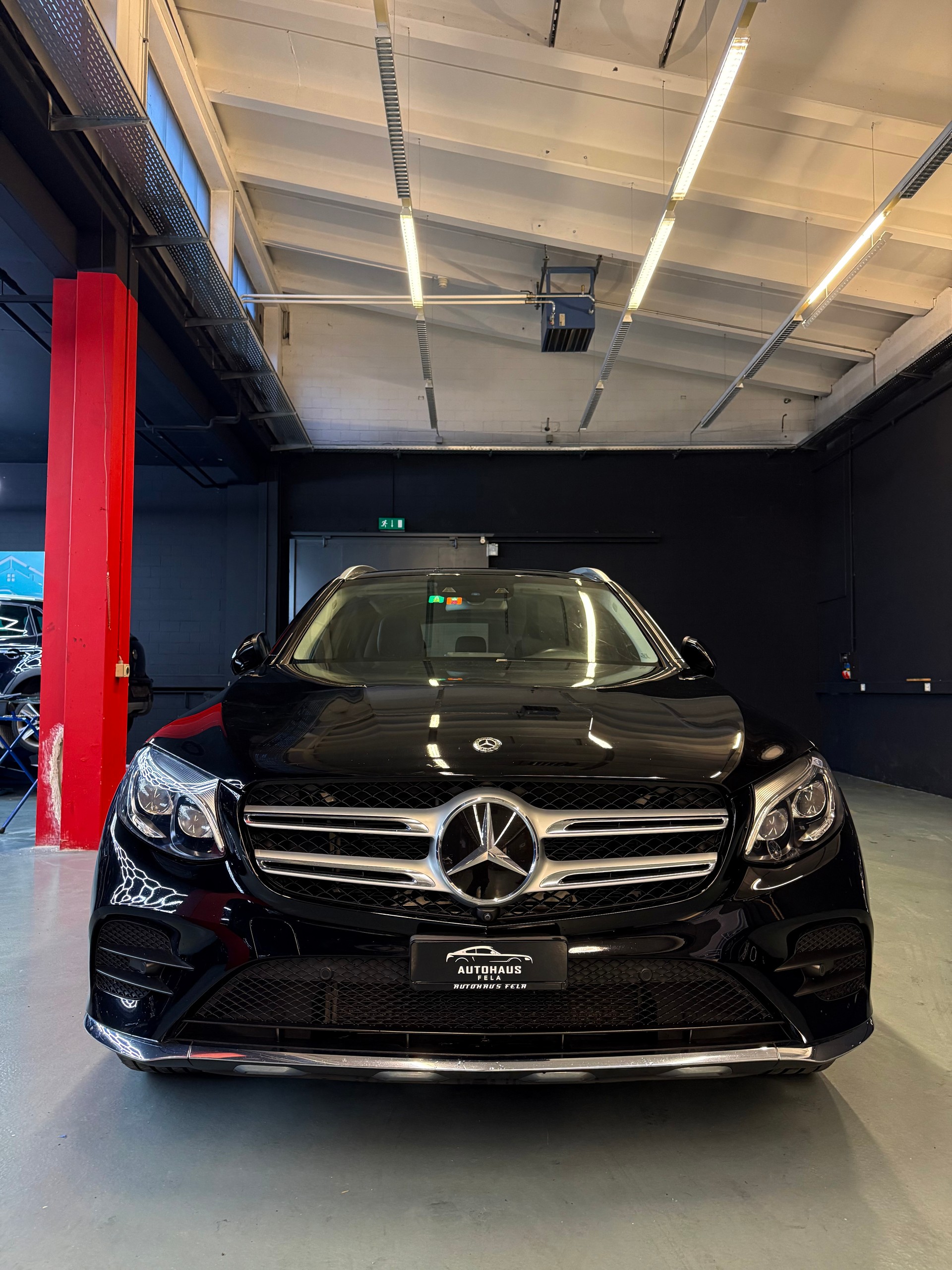 MERCEDES-BENZ GLC 250 AMG Line 4Matic 9G-Tronic-image-2