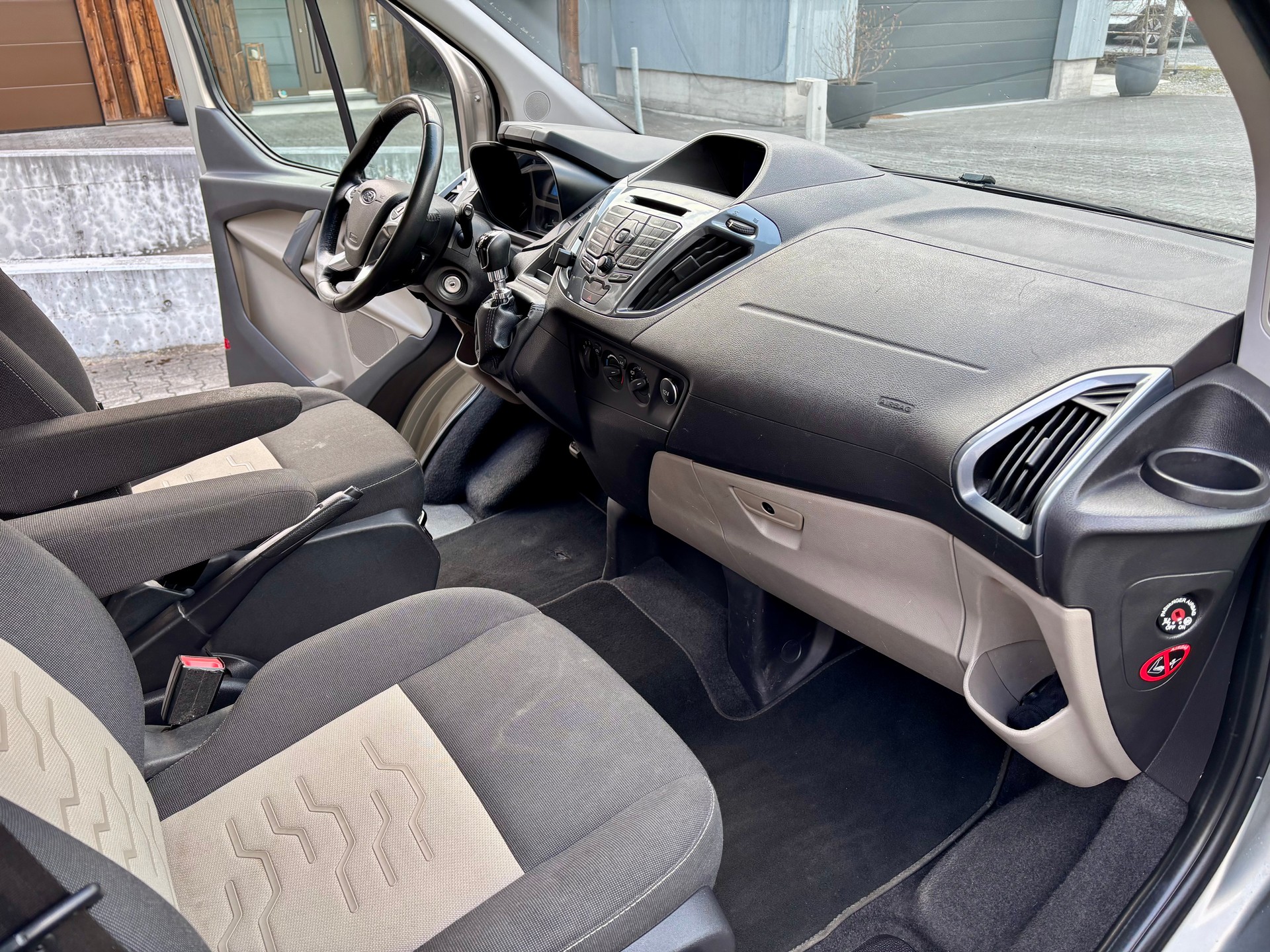 FORD Tourneo Custom 300 L1H1 Titanium-image-10