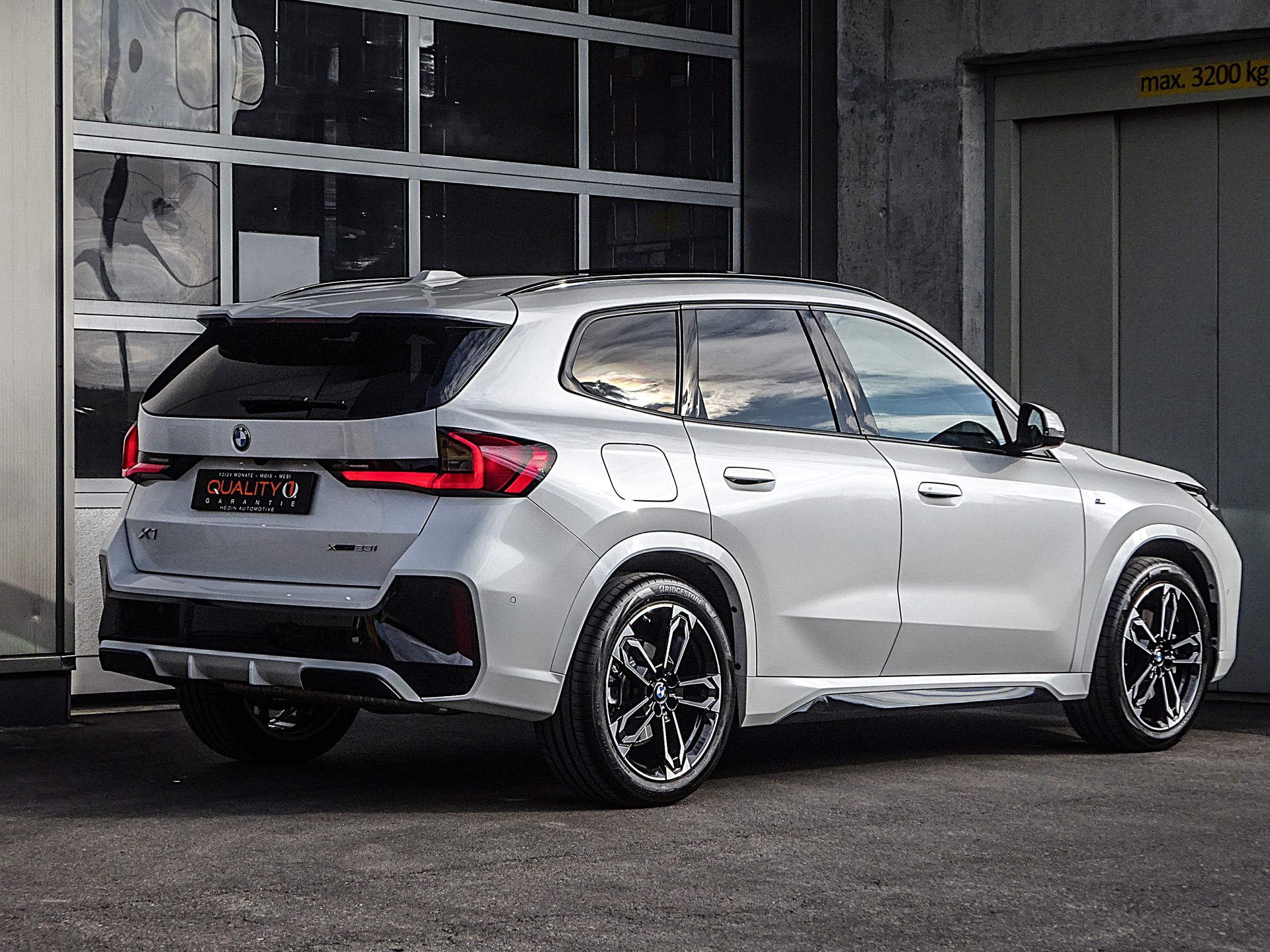BMW X1 xDrive 23i 48V M Sport // CH-Fahrzeug // Sonderlackierung // Werksgarantie....-image-8