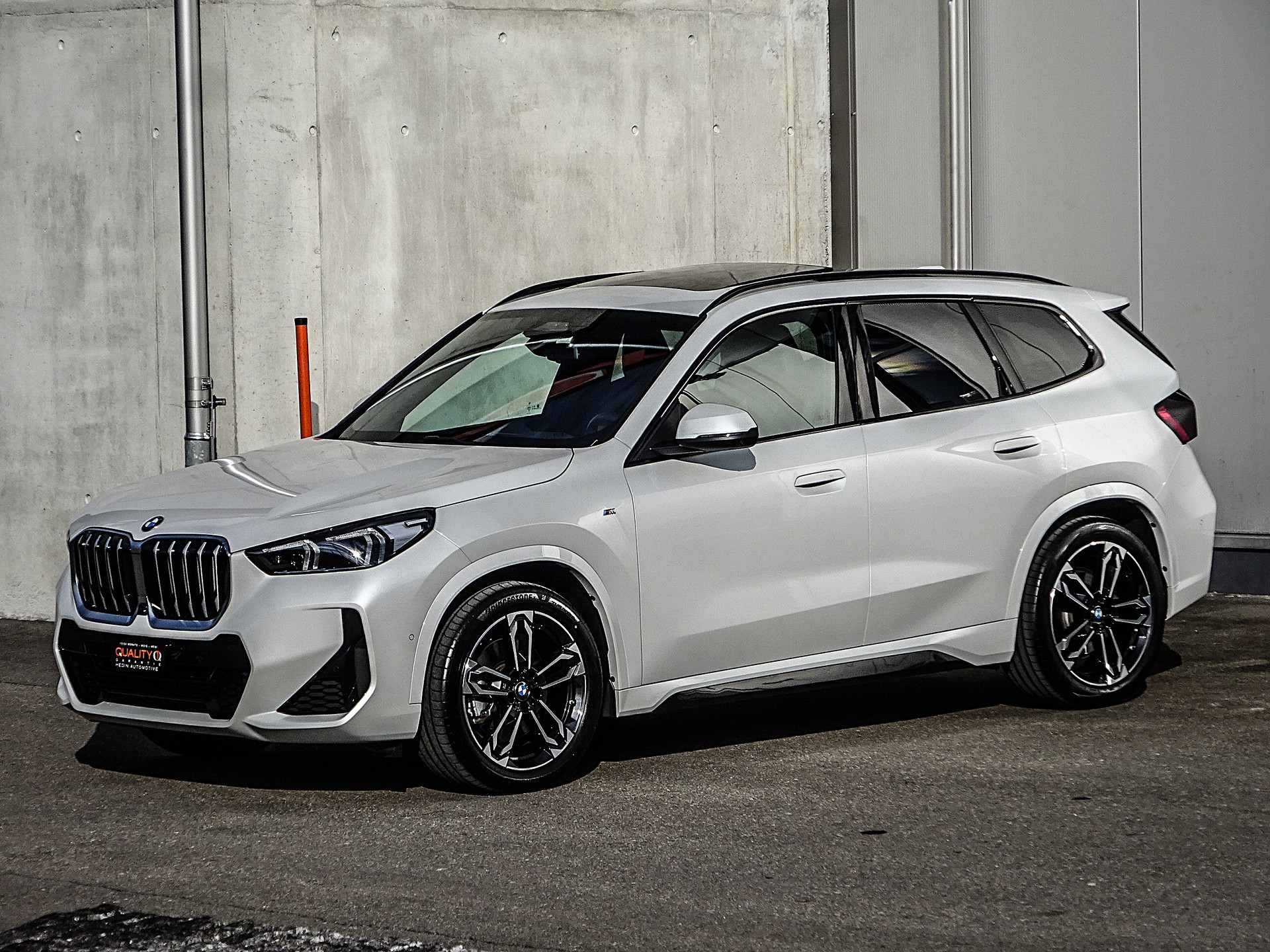 BMW X1 xDrive 23i 48V M Sport // CH-Fahrzeug // Sonderlackierung // Werksgarantie....-image-7
