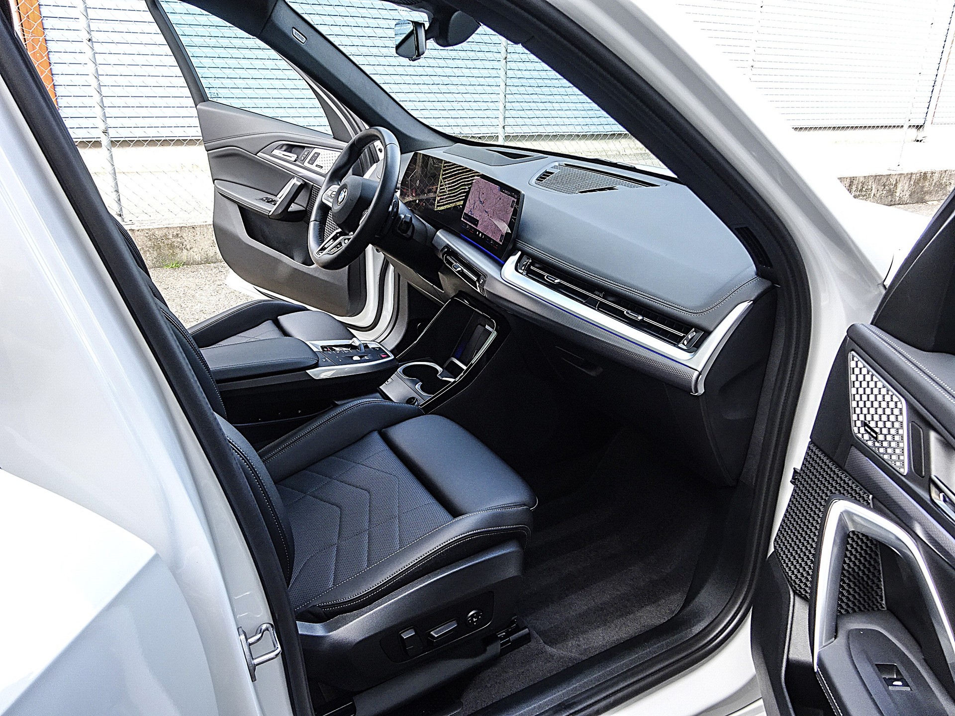 BMW X1 xDrive 23i 48V M Sport // CH-Fahrzeug // Sonderlackierung // Werksgarantie....-image-11