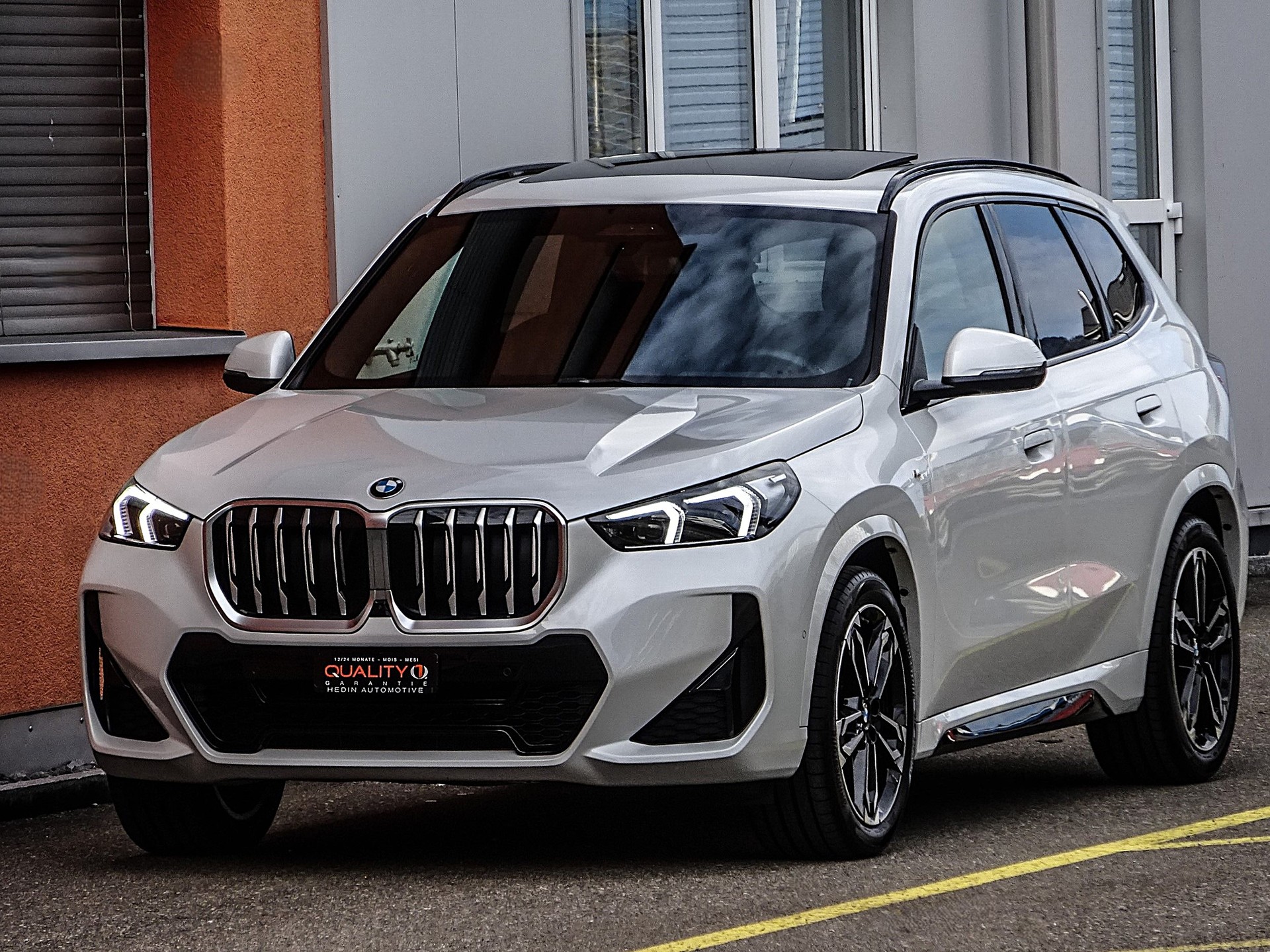 BMW X1 xDrive 23i 48V M Sport // CH-Fahrzeug // Sonderlackierung // Werksgarantie....-image-2