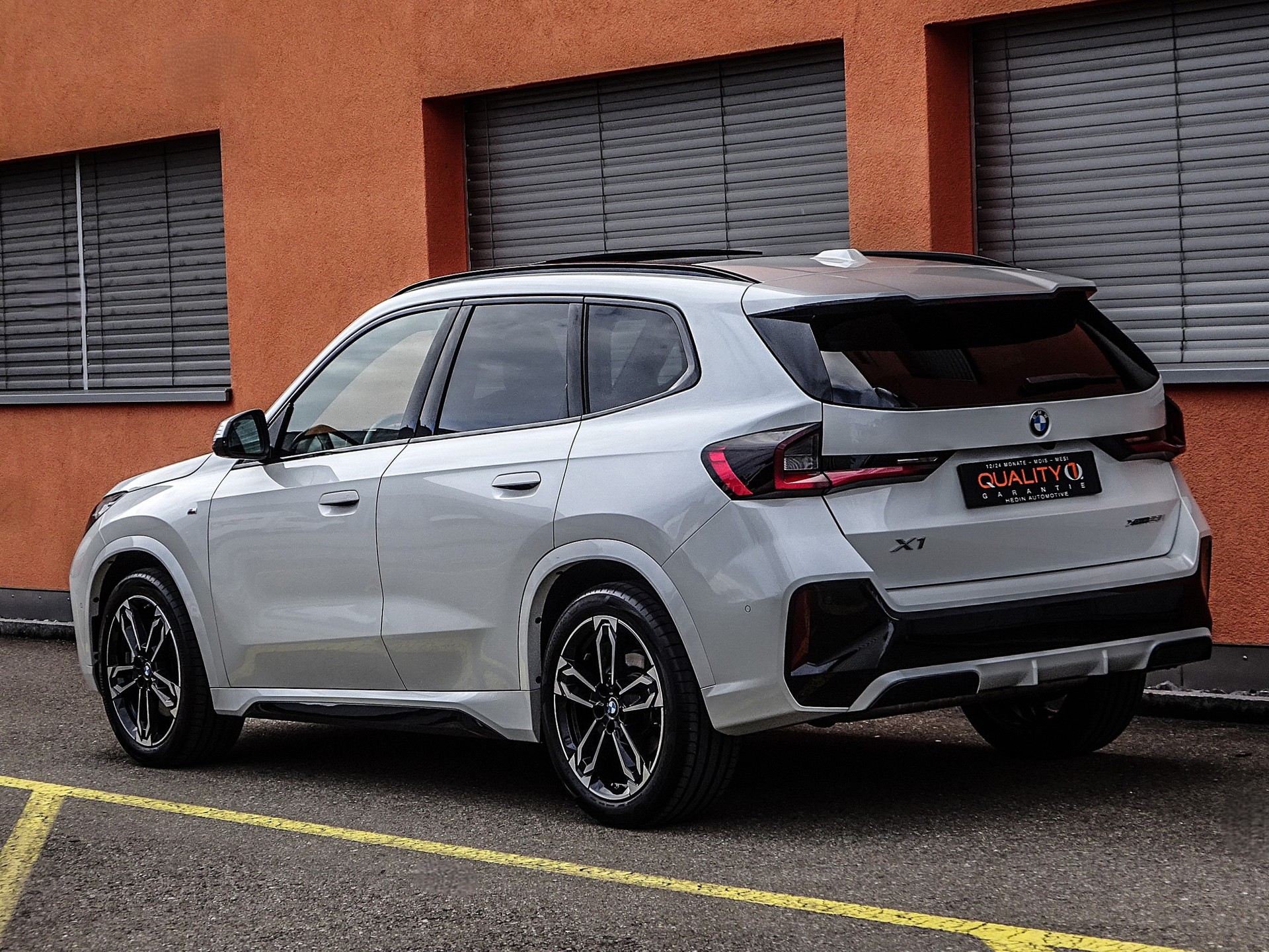 BMW X1 xDrive 23i 48V M Sport // CH-Fahrzeug // Sonderlackierung // Werksgarantie....-image-1