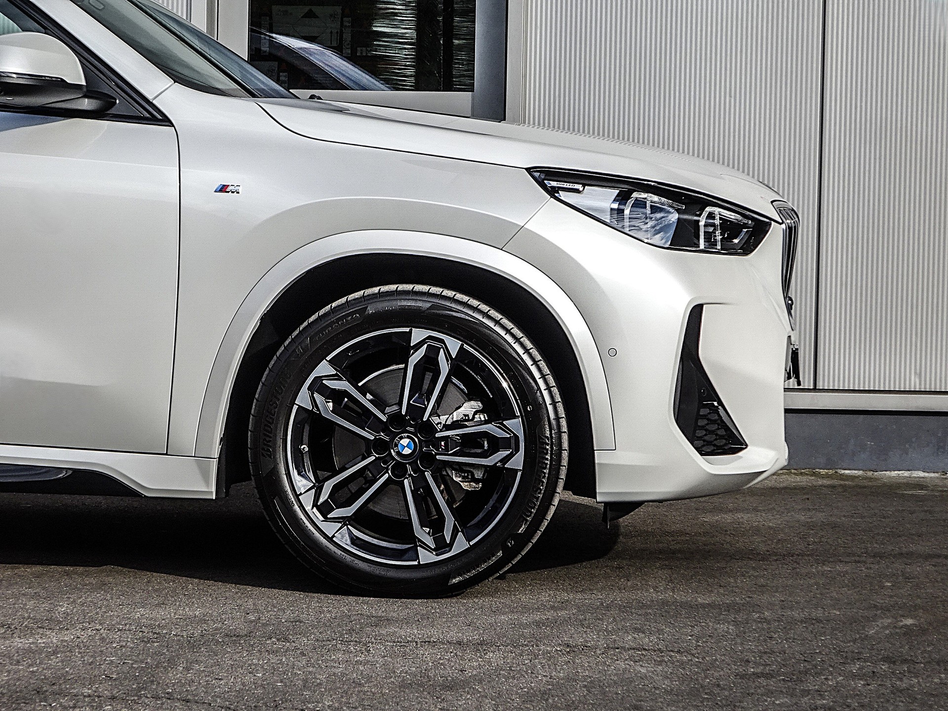 BMW X1 xDrive 23i 48V M Sport // CH-Fahrzeug // Sonderlackierung // Werksgarantie....-image-5