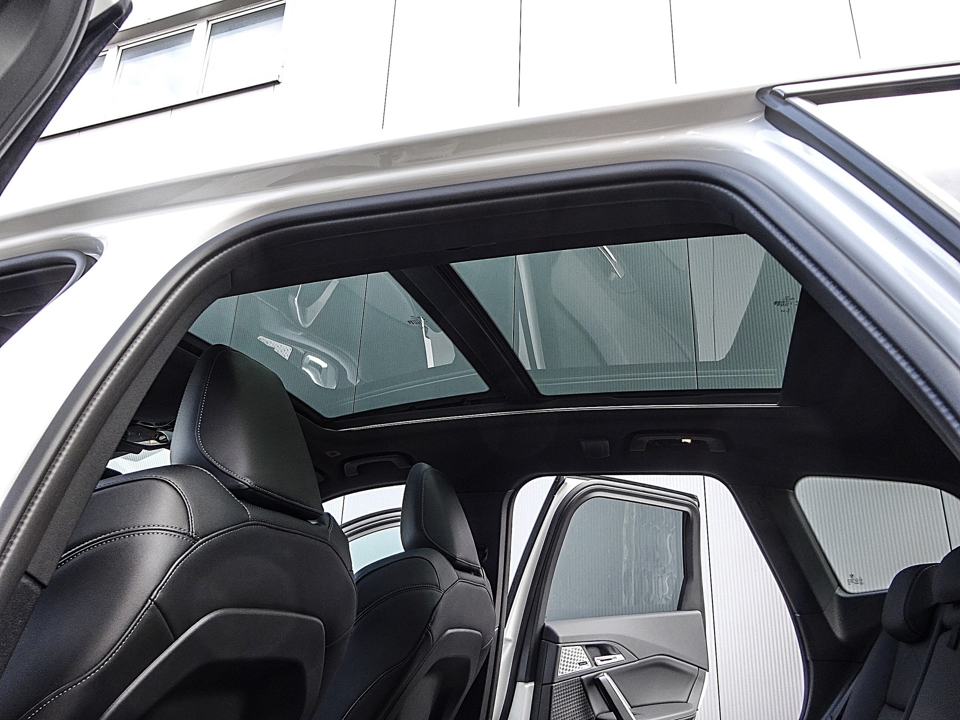 BMW X1 xDrive 23i 48V M Sport // CH-Fahrzeug // Sonderlackierung // Werksgarantie....-image-12