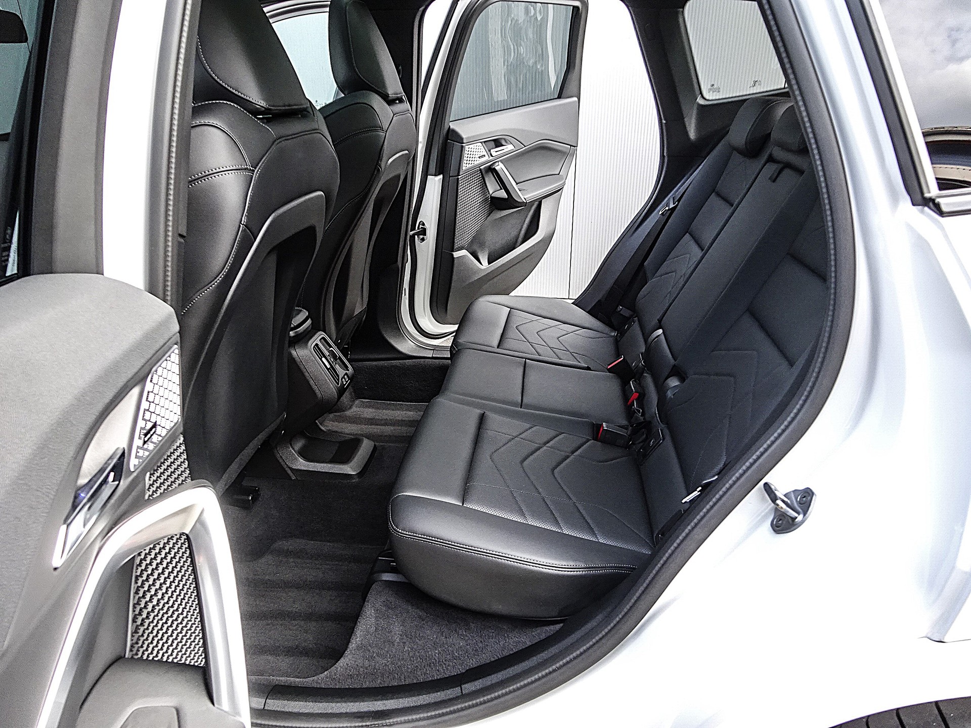 BMW X1 xDrive 23i 48V M Sport // CH-Fahrzeug // Sonderlackierung // Werksgarantie....-image-13