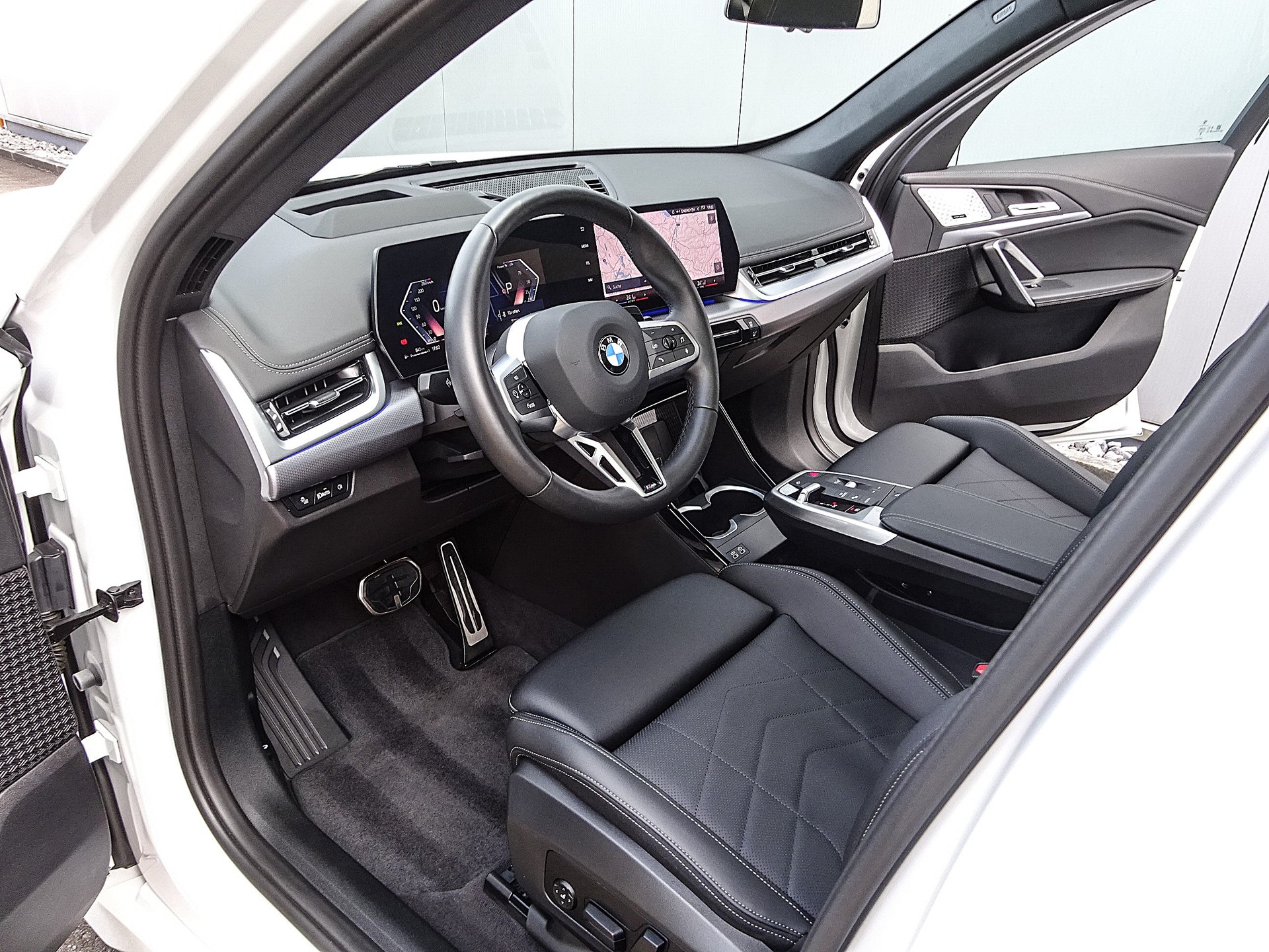 BMW X1 xDrive 23i 48V M Sport // CH-Fahrzeug // Sonderlackierung // Werksgarantie....-image-10