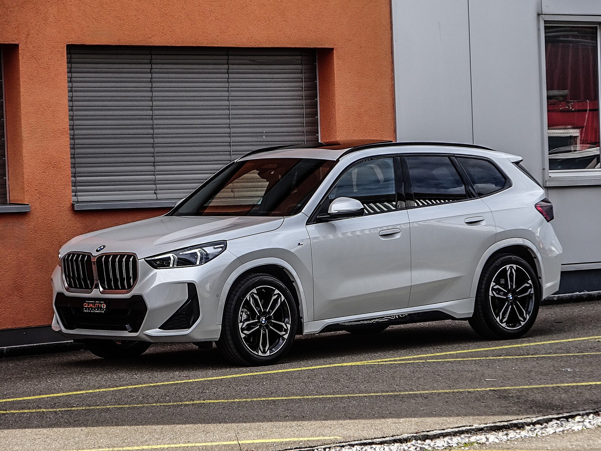 BMW X1 xDrive 23i 48V M Sport // CH-Fahrzeug // Sonderlackierung // Werksgarantie....-image-4