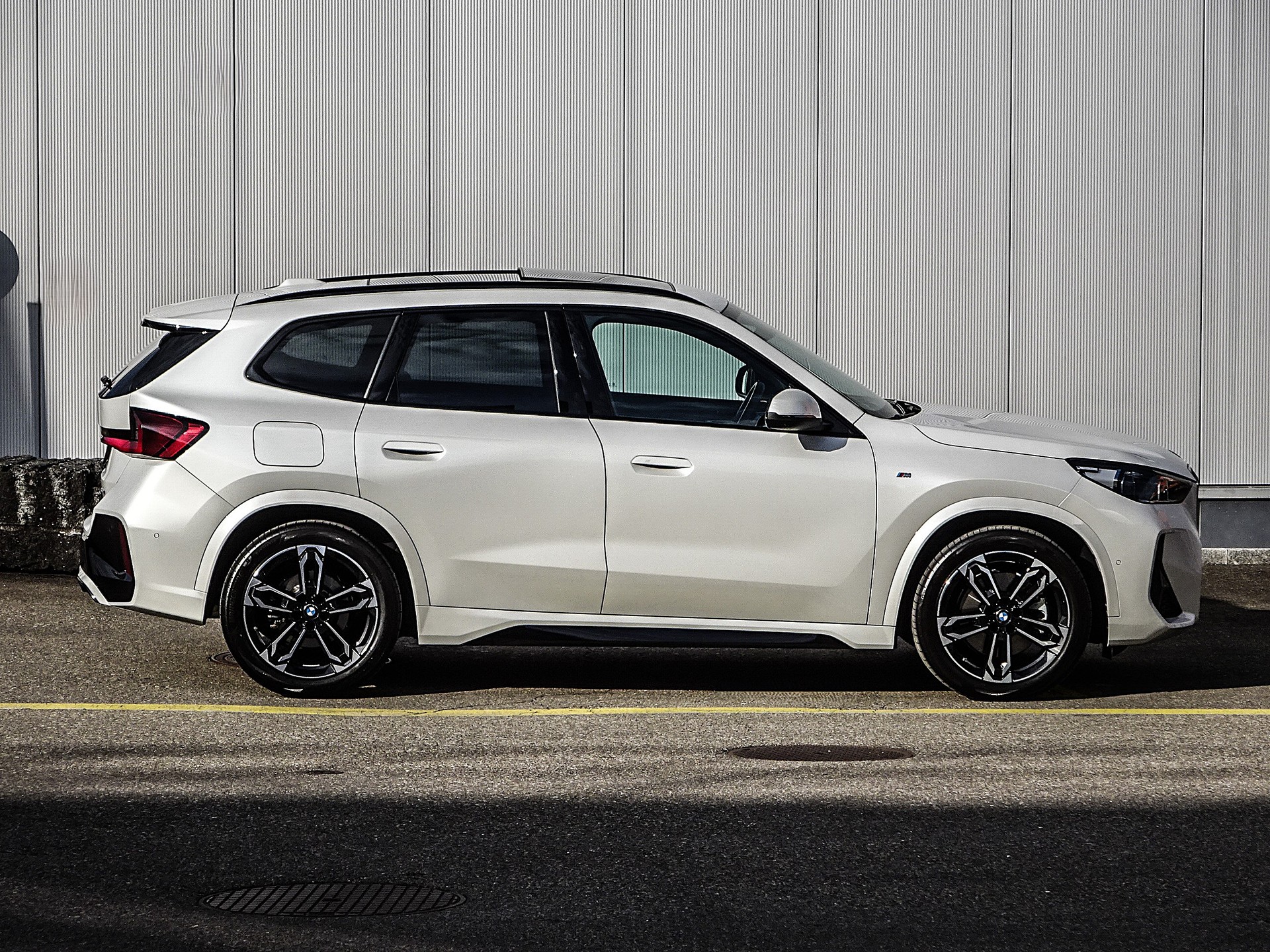BMW X1 xDrive 23i 48V M Sport // CH-Fahrzeug // Sonderlackierung // Werksgarantie....-image-9