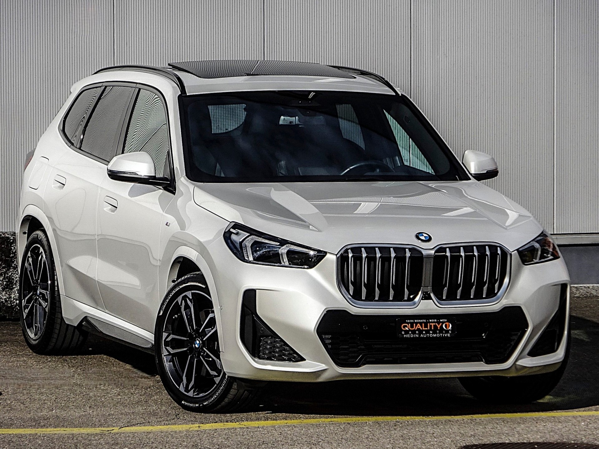 BMW X1 xDrive 23i 48V M Sport // CH-Fahrzeug // Sonderlackierung // Werksgarantie // Mineralweiss...-image-0