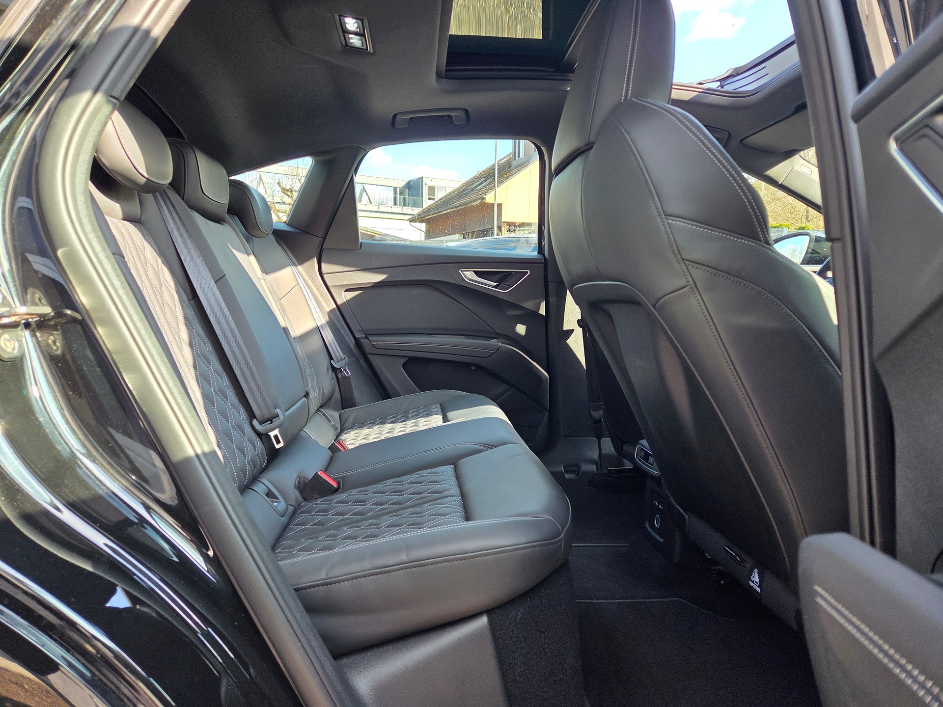 AUDI Q4 Sportback e-tron 50 quattro-image-4