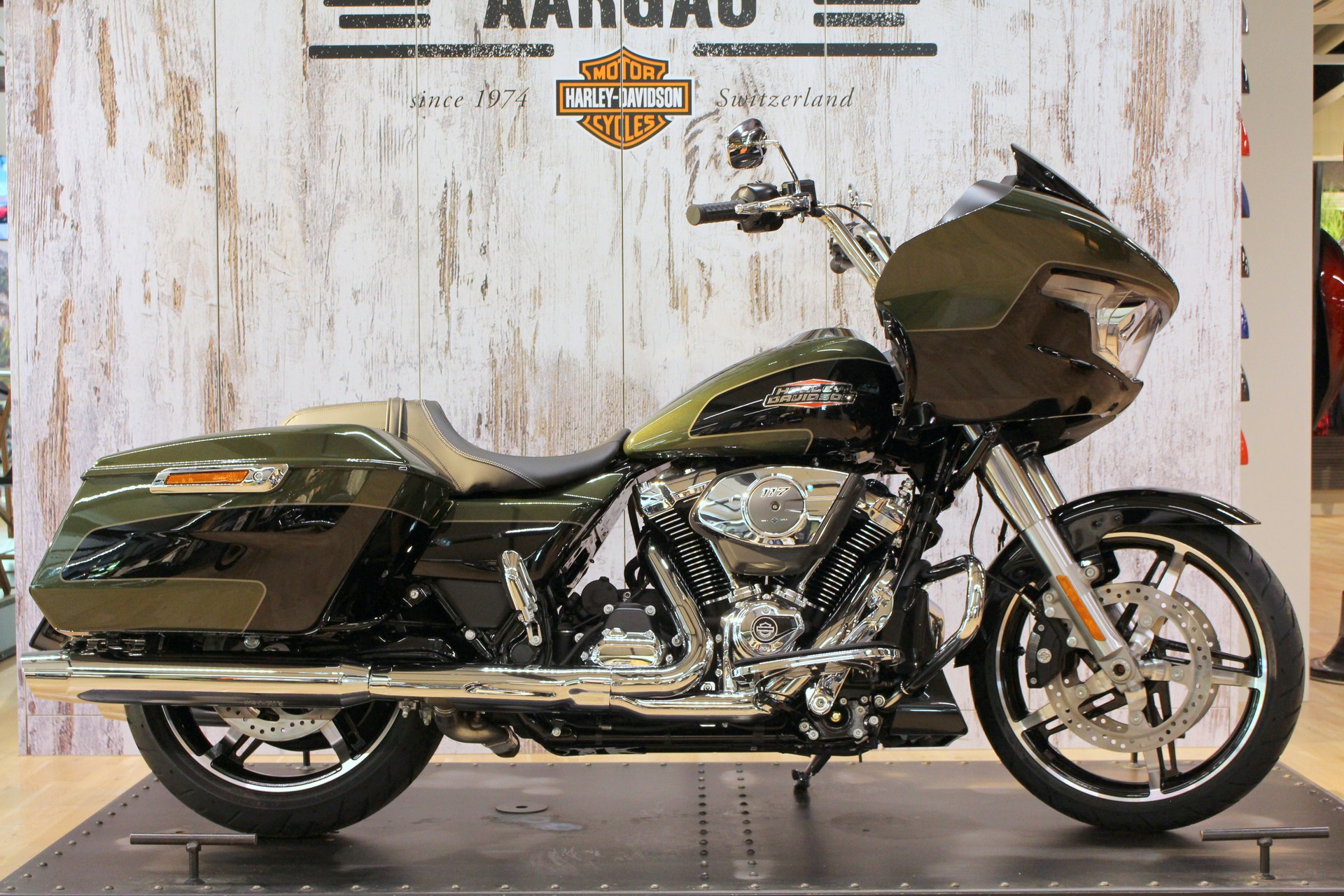 HARLEY-DAVIDSON FLTRX Road Glide 117-showroom-element-1