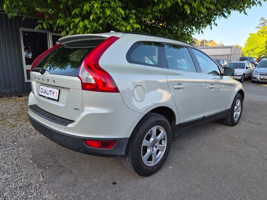 VOLVO XC60 D5 AWD Momentum Geartronic-image-5