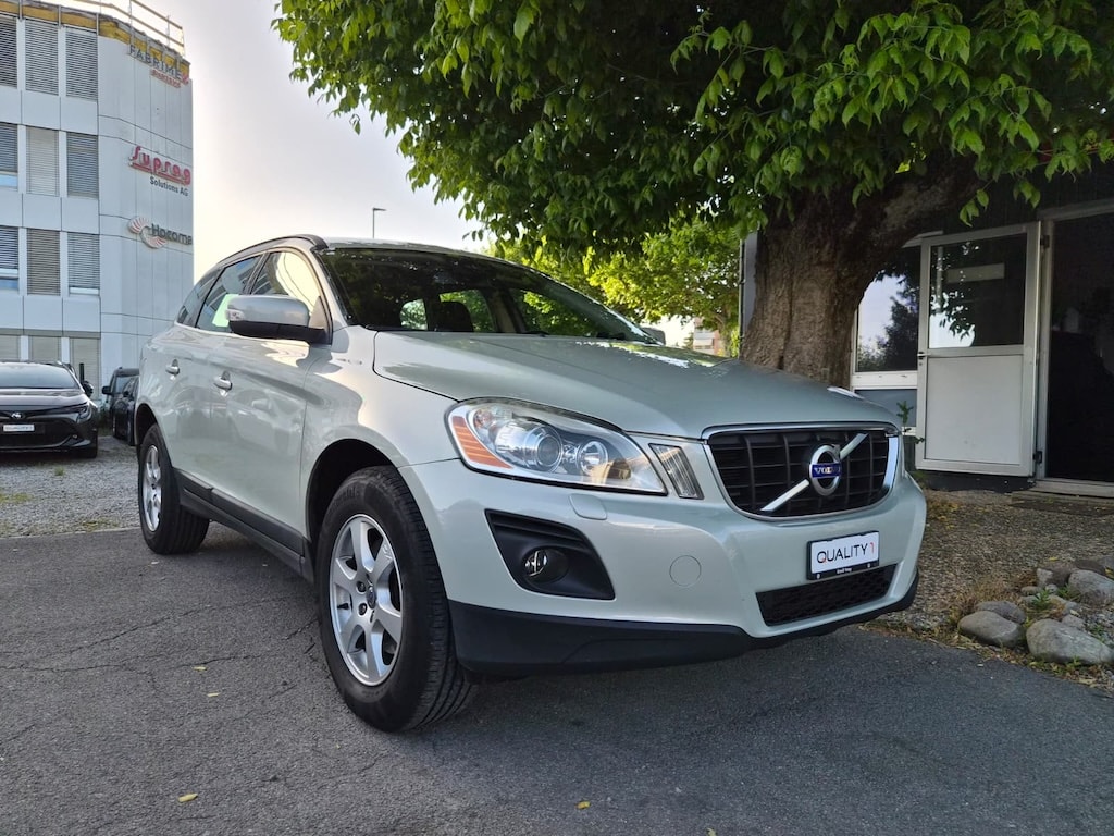 VOLVO XC60 D5 AWD Momentum Geartronic-image-0