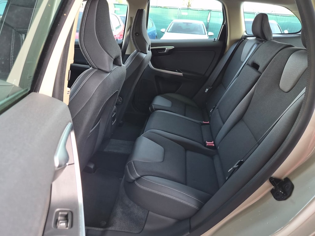 VOLVO XC60 D5 AWD Momentum Geartronic-image-10