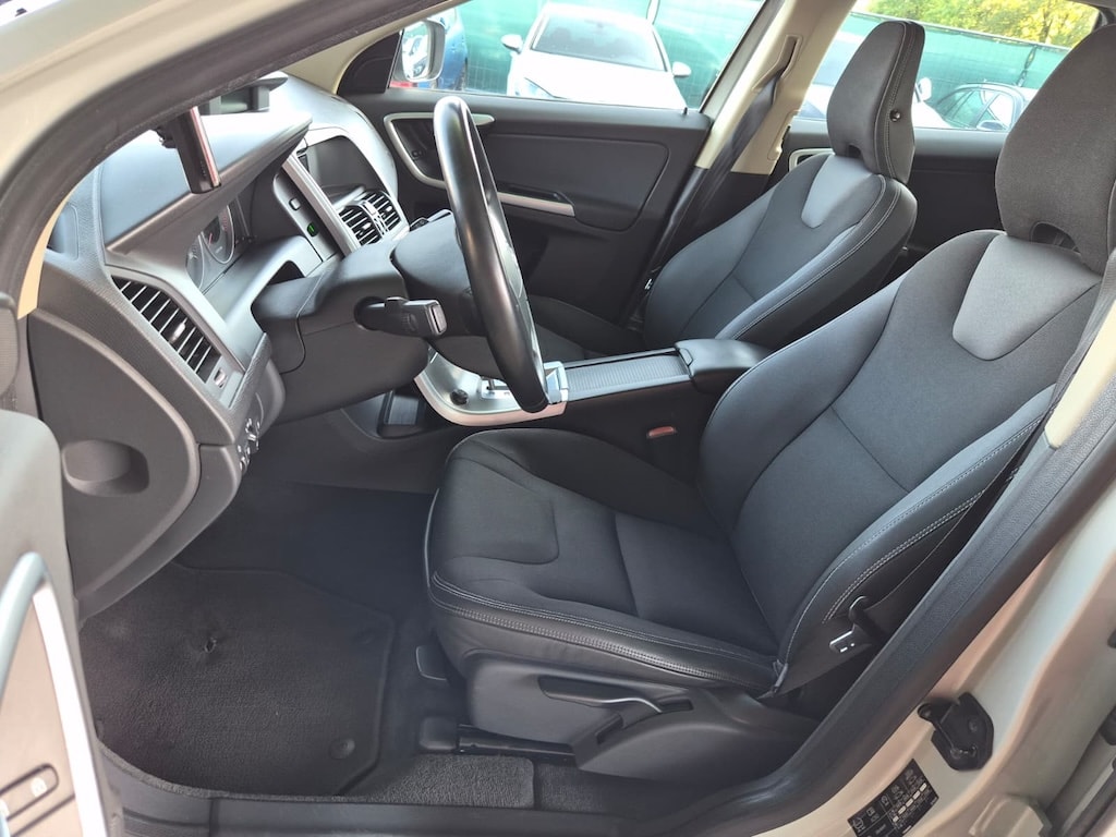 VOLVO XC60 D5 AWD Momentum Geartronic-image-8