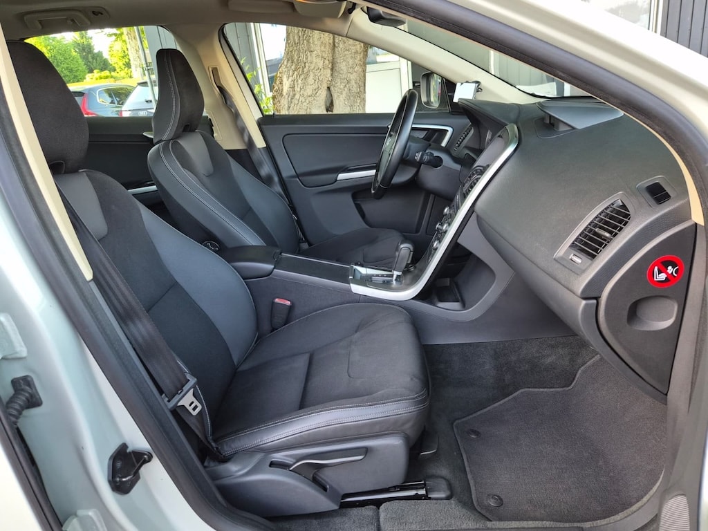 VOLVO XC60 D5 AWD Momentum Geartronic-image-12