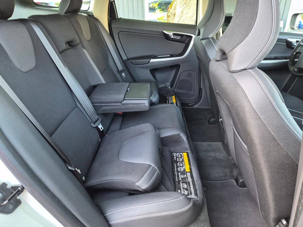 VOLVO XC60 D5 AWD Momentum Geartronic-image-11