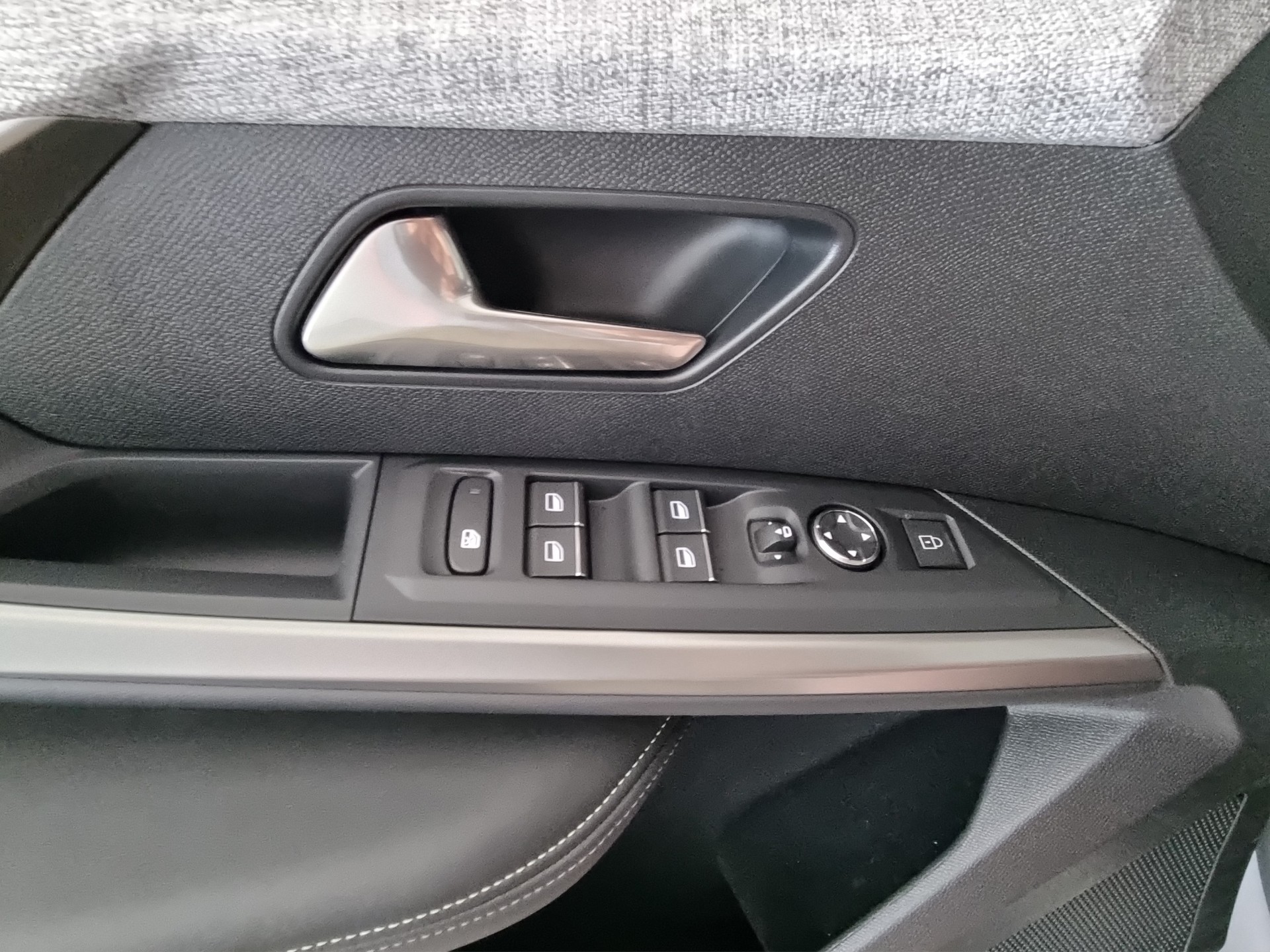 PEUGEOT 5008 145 Hybrid GT 7-Plätzer-image-11