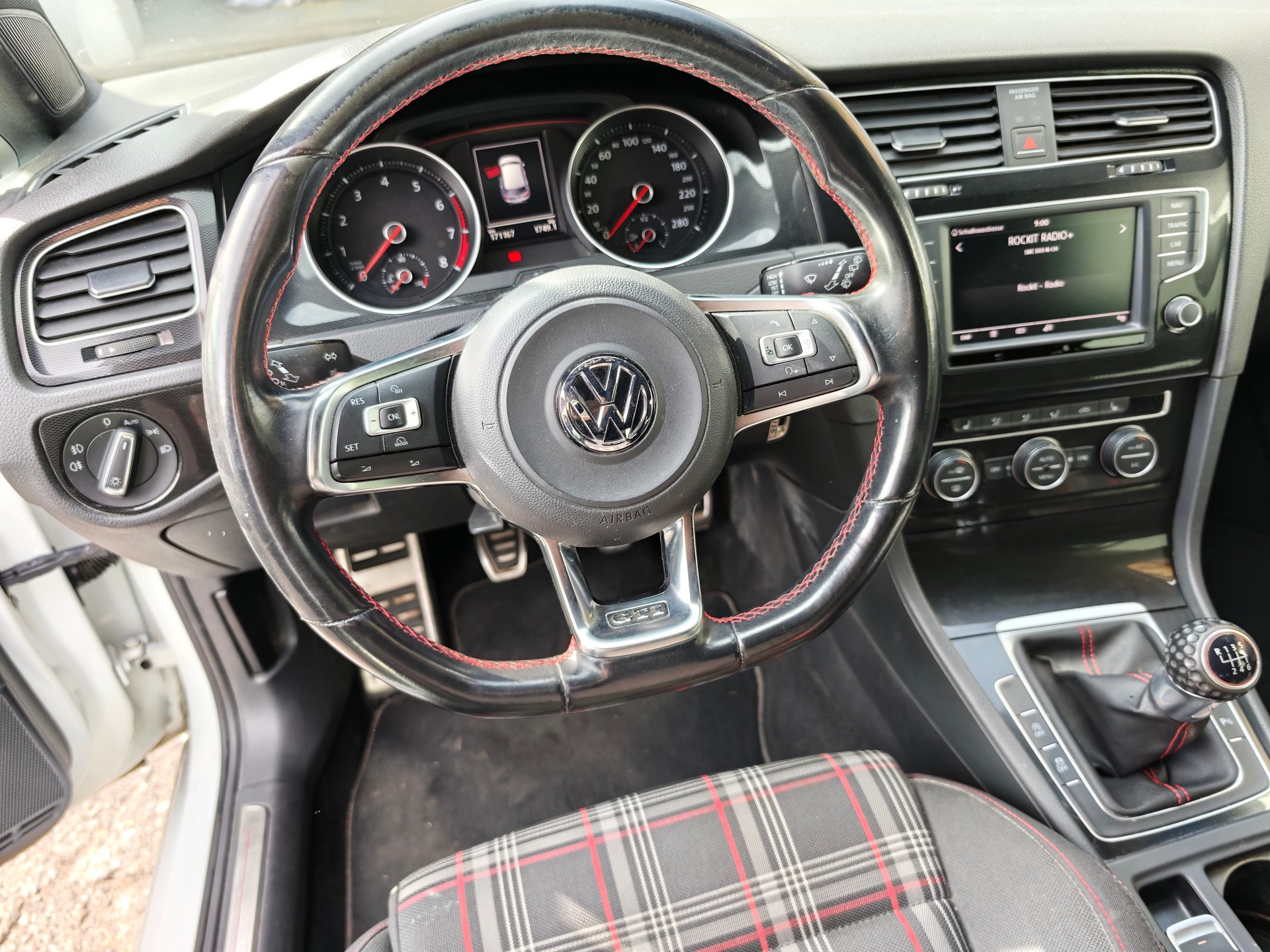 VW Golf 2.0 TSI GTI-showroom-element-2