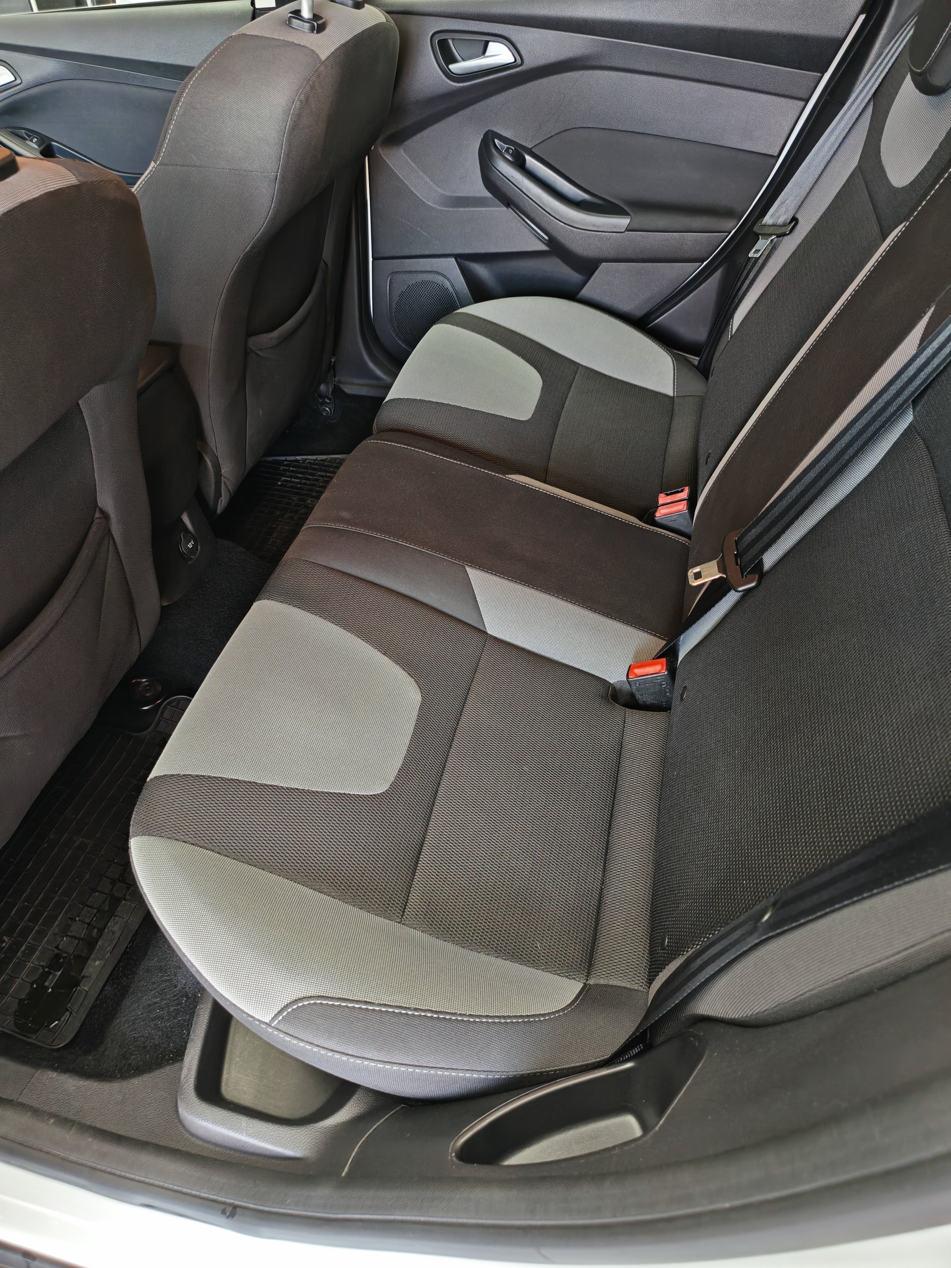 FORD Focus 2.0 TDCi Trend PowerShift-image-11