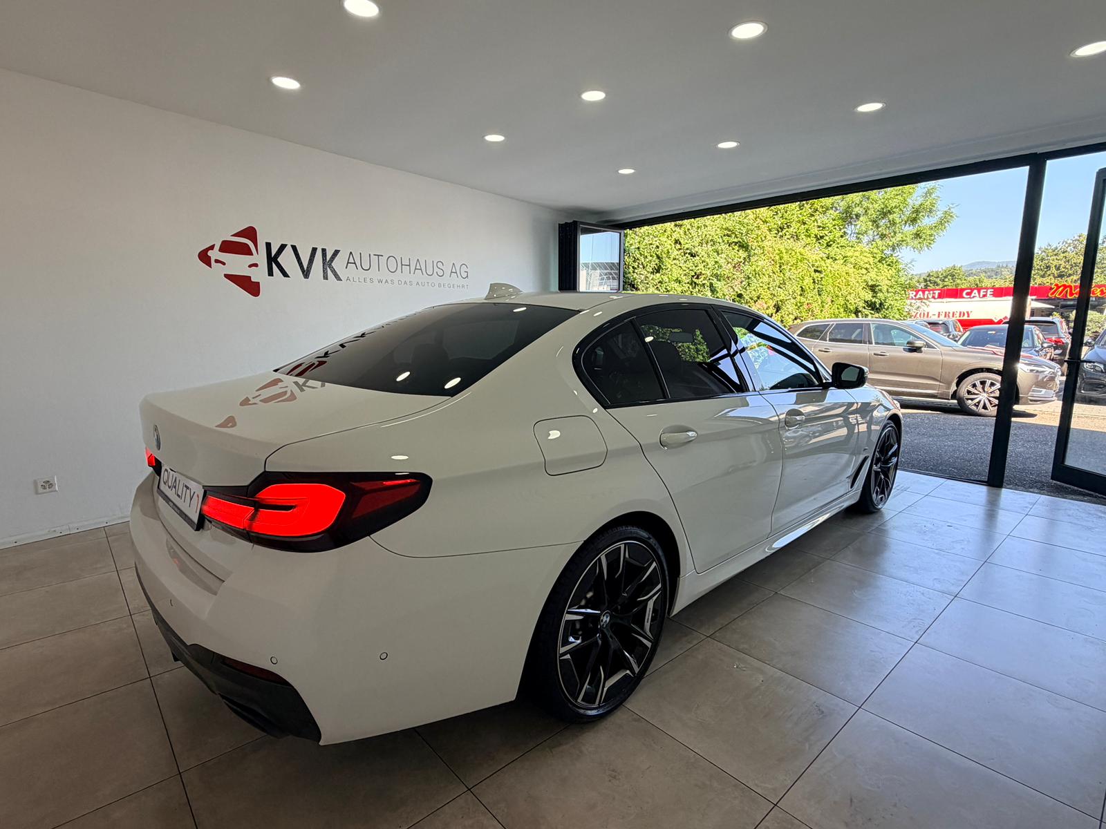 BMW 530d xDrive 48V M Sport Steptronic-image-3