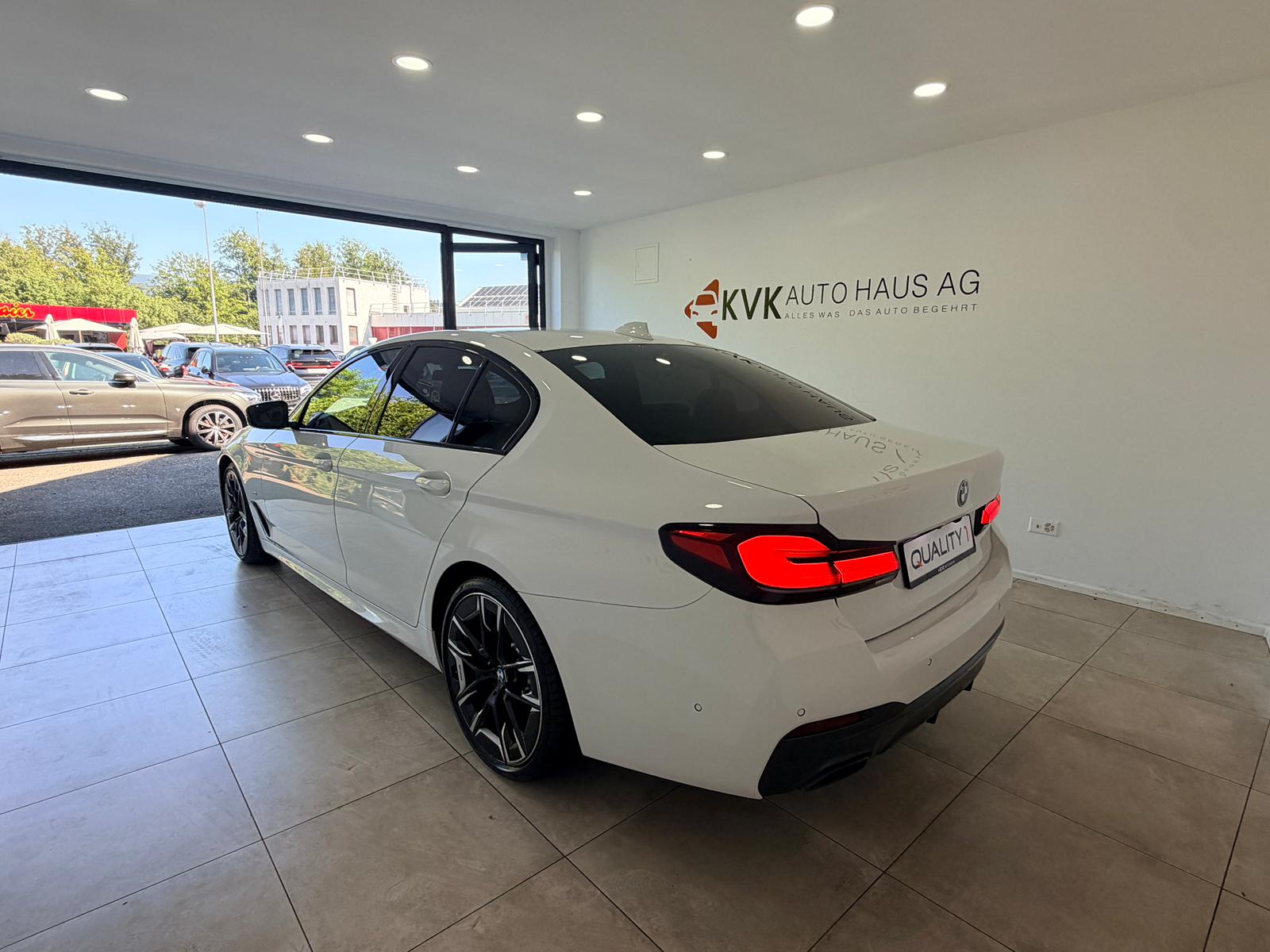 BMW 530d xDrive 48V M Sport Steptronic-image-4