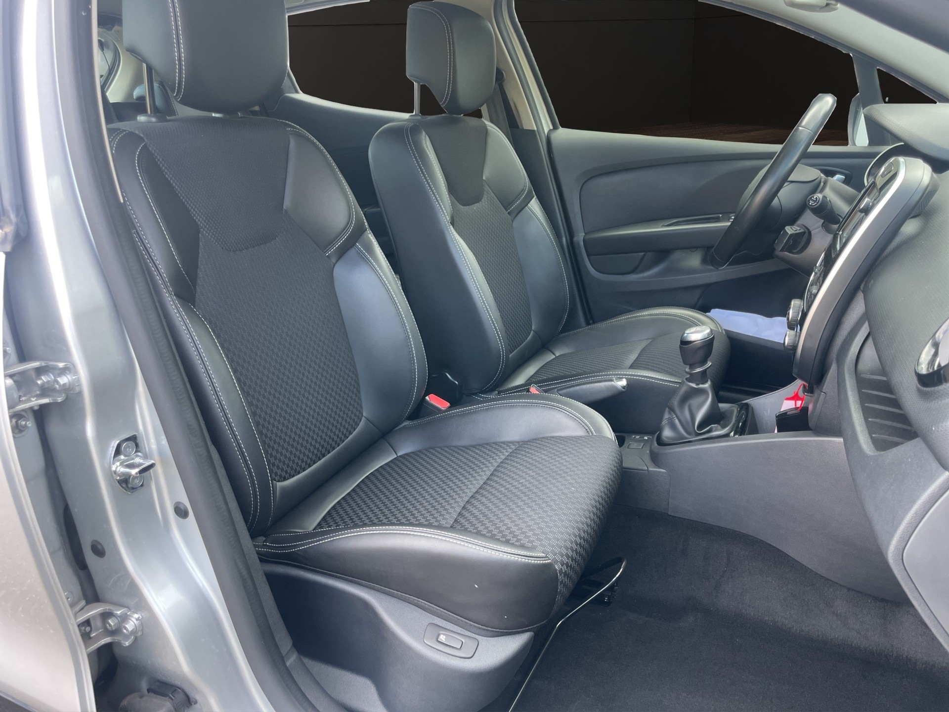 RENAULT Clio 1.2 16V T Intens-image-13