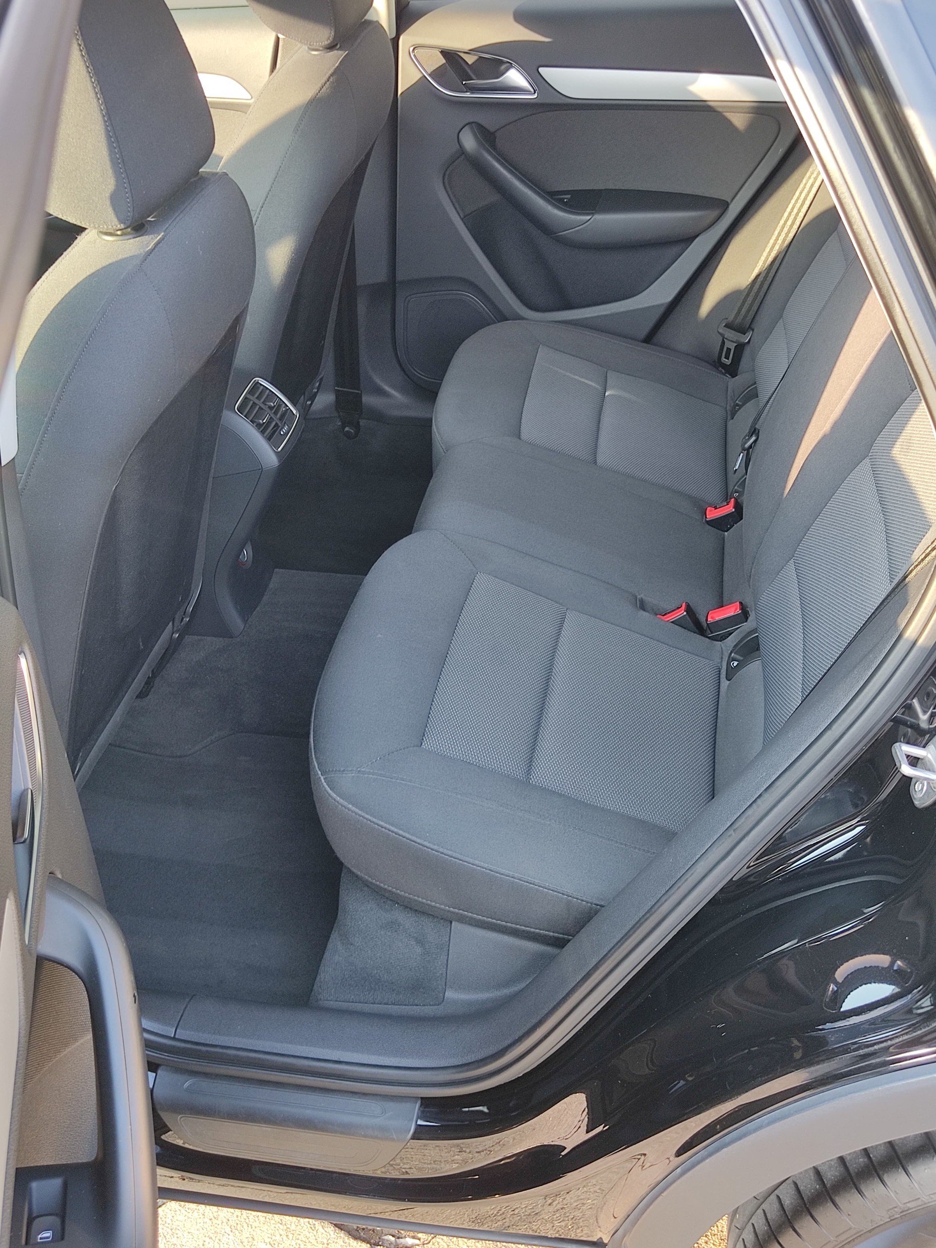 AUDI Q3 2.0 TDI quattro S-tronic-image-11