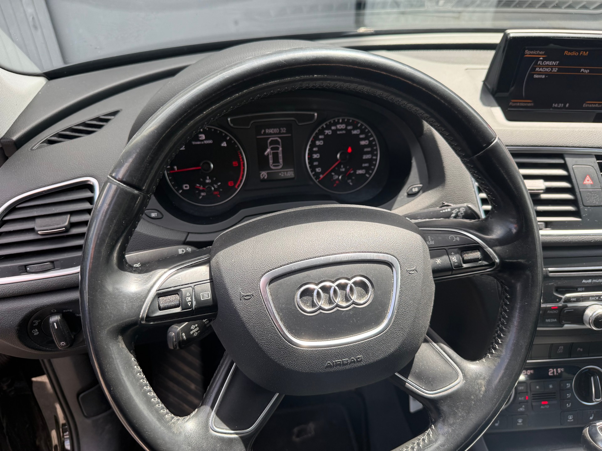 AUDI Q3 2.0 TDI quattro S-tronic-image-6