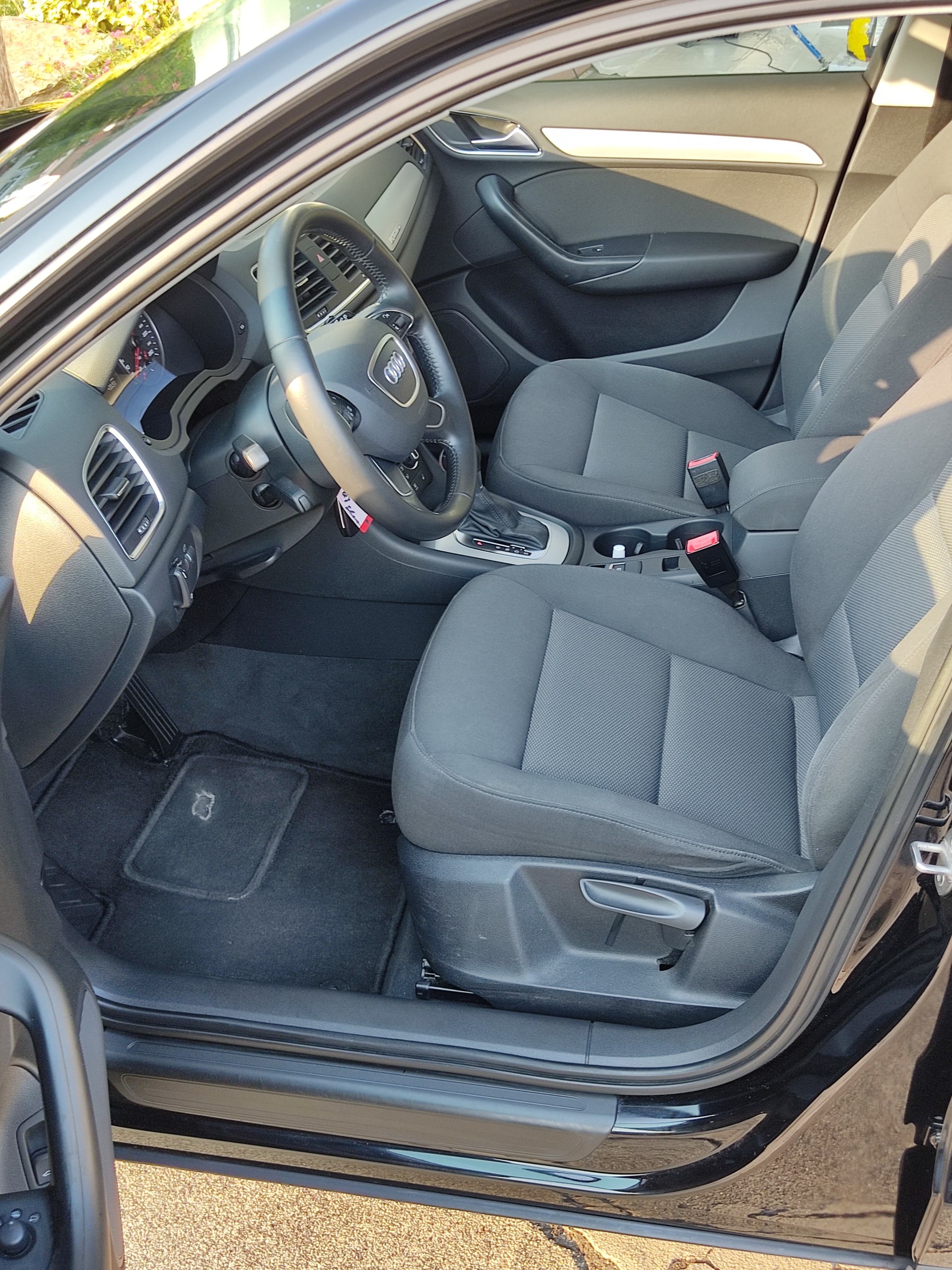 AUDI Q3 2.0 TDI quattro S-tronic-image-10