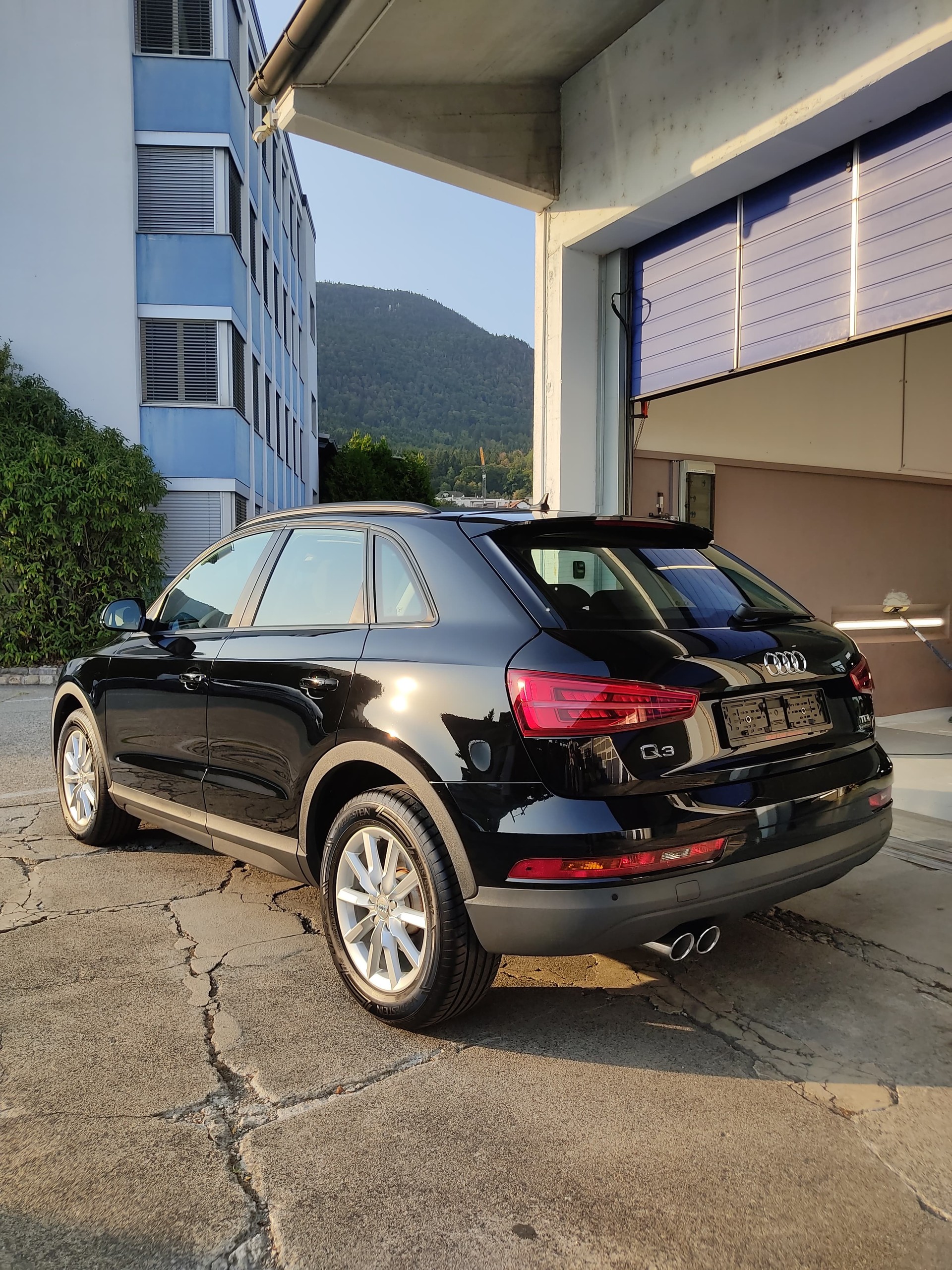 AUDI Q3 2.0 TDI quattro S-tronic-showroom-element-2