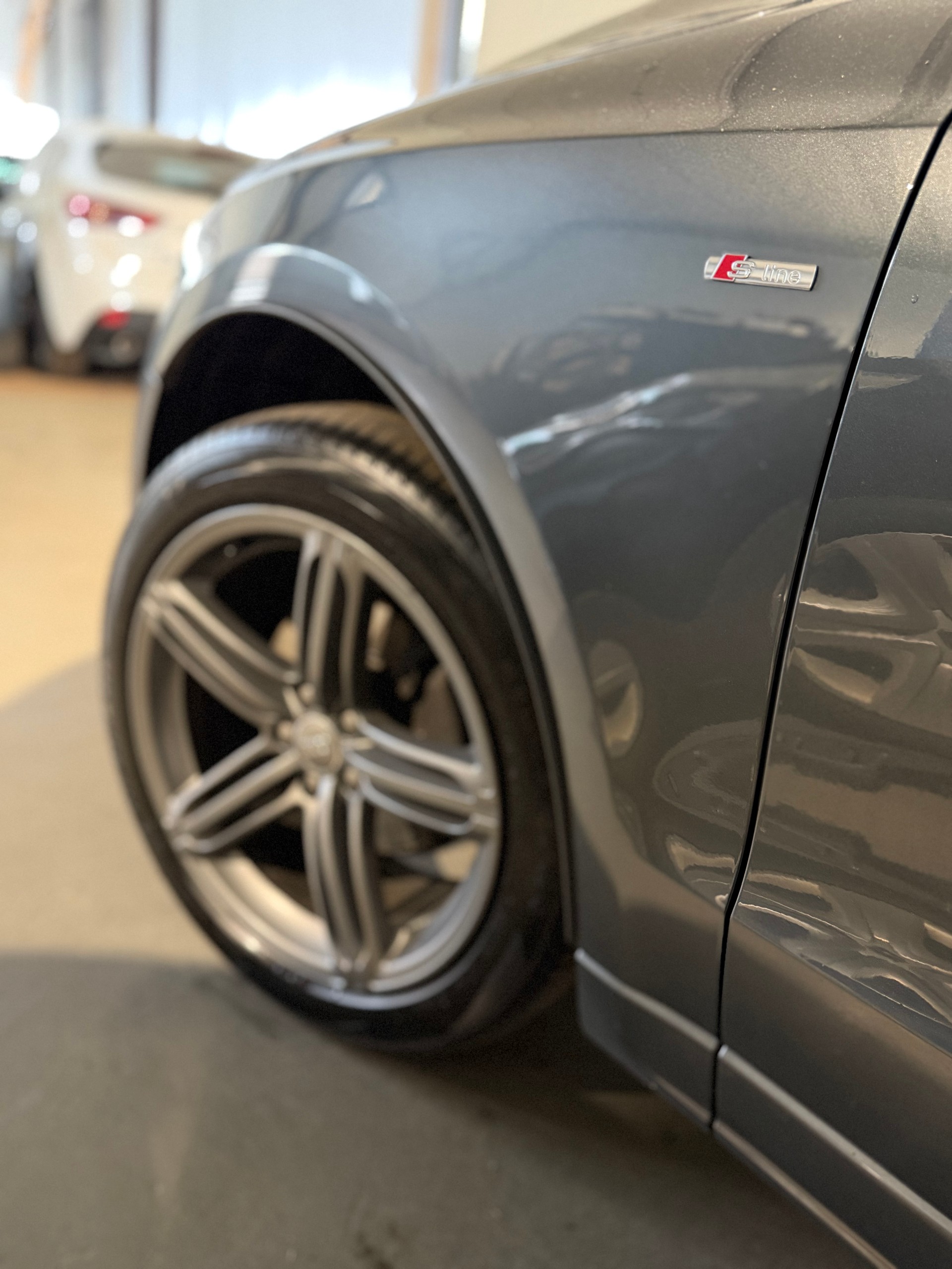 AUDI Q5 2.0 TFSI quattro-image-13