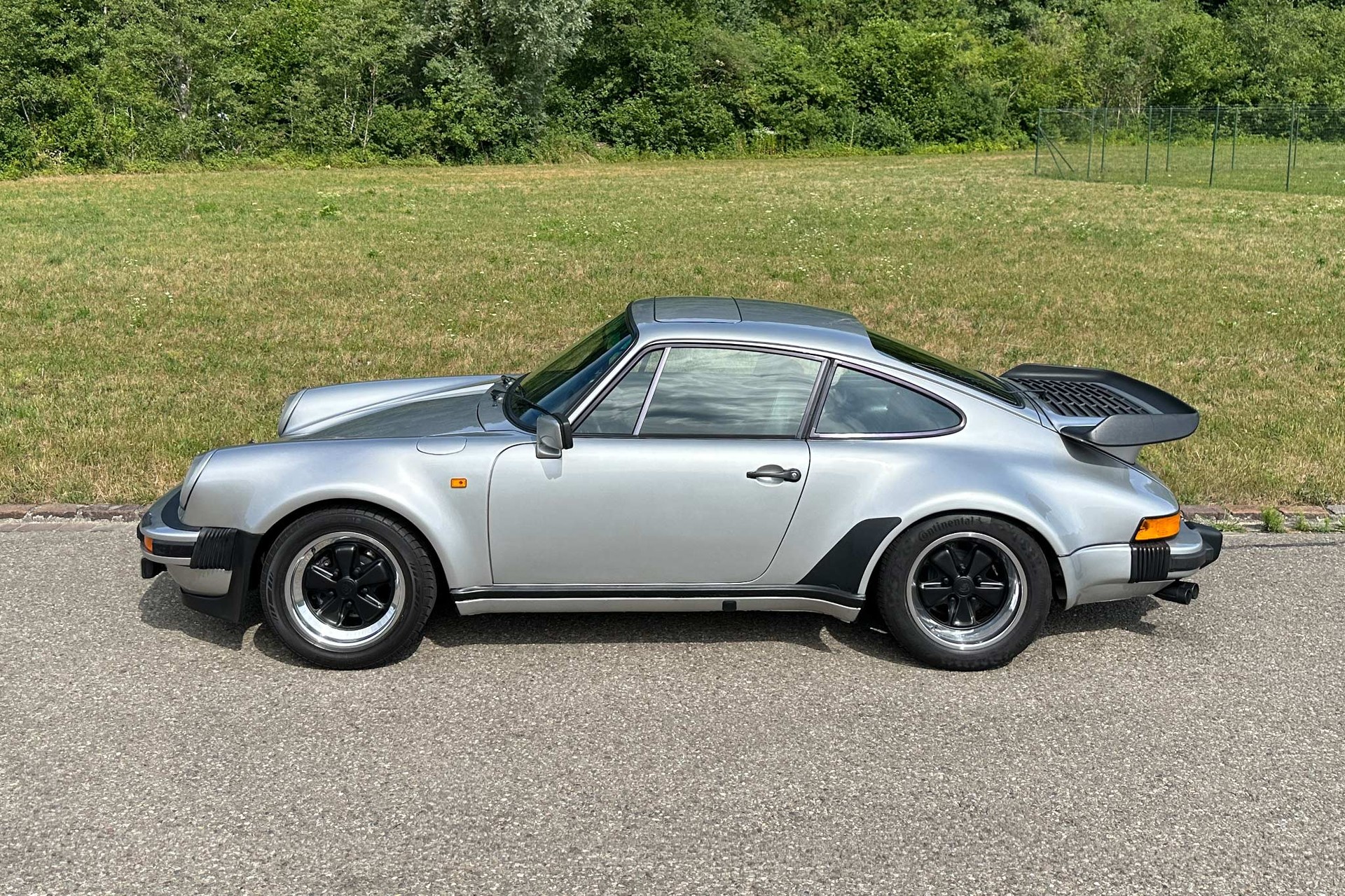 PORSCHE 911 Turbo 3.3-image-9