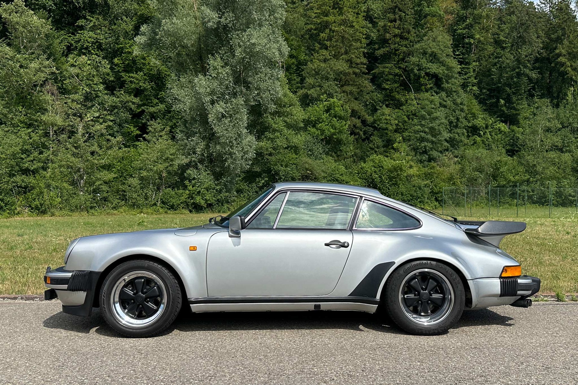 PORSCHE 911 Turbo 3.3-image-0