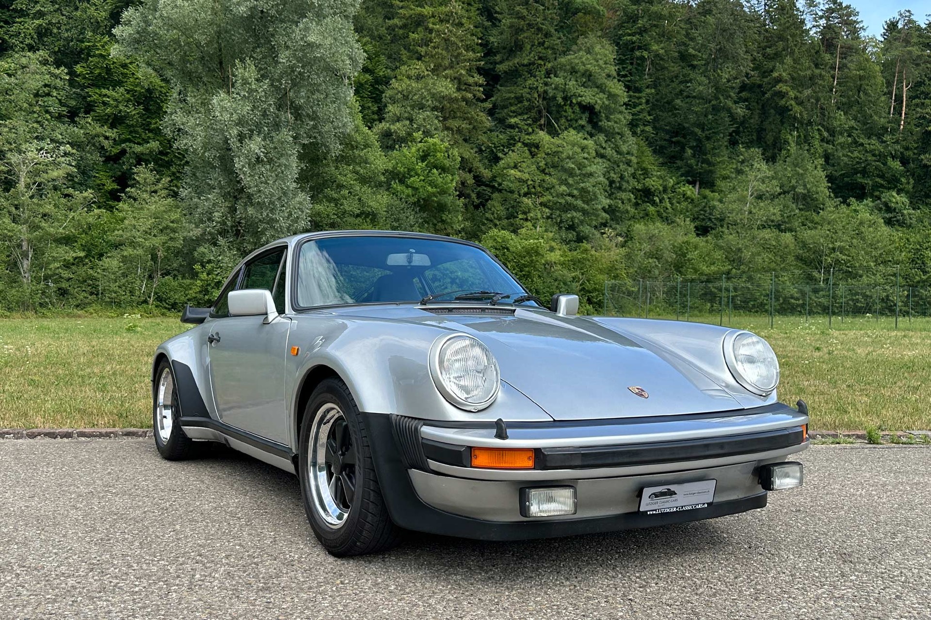 PORSCHE 911 Turbo 3.3-image-3