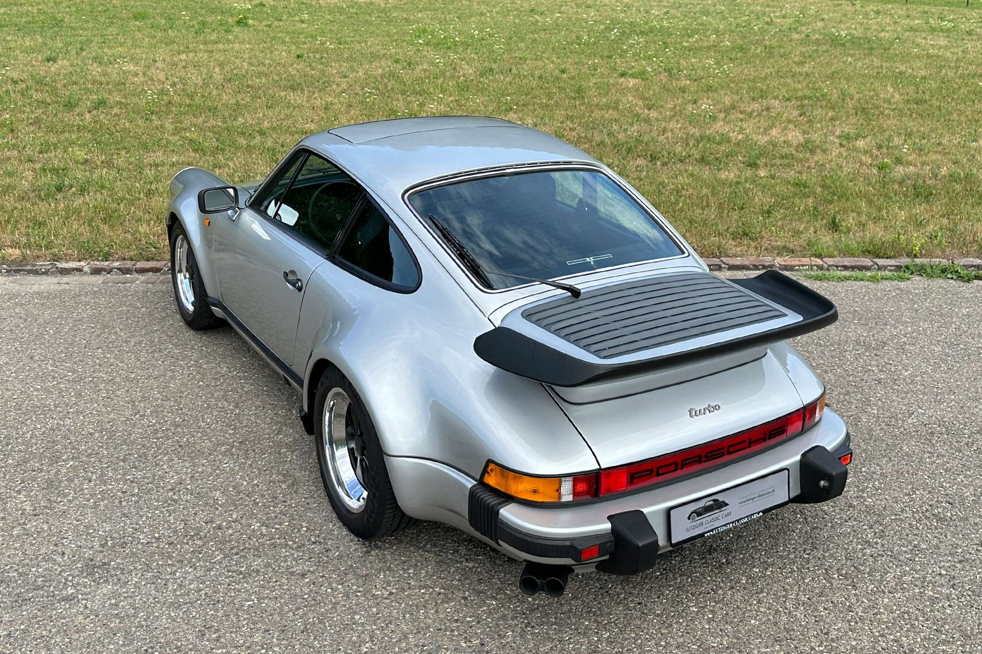PORSCHE 911 Turbo 3.3-image-8