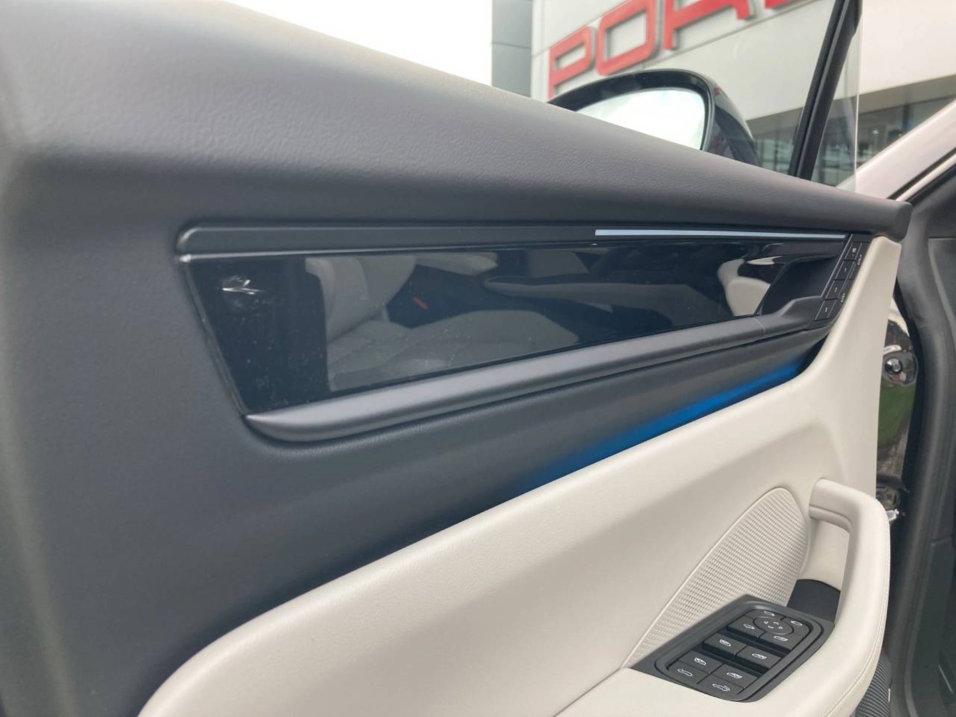 PORSCHE Macan 4-image-14