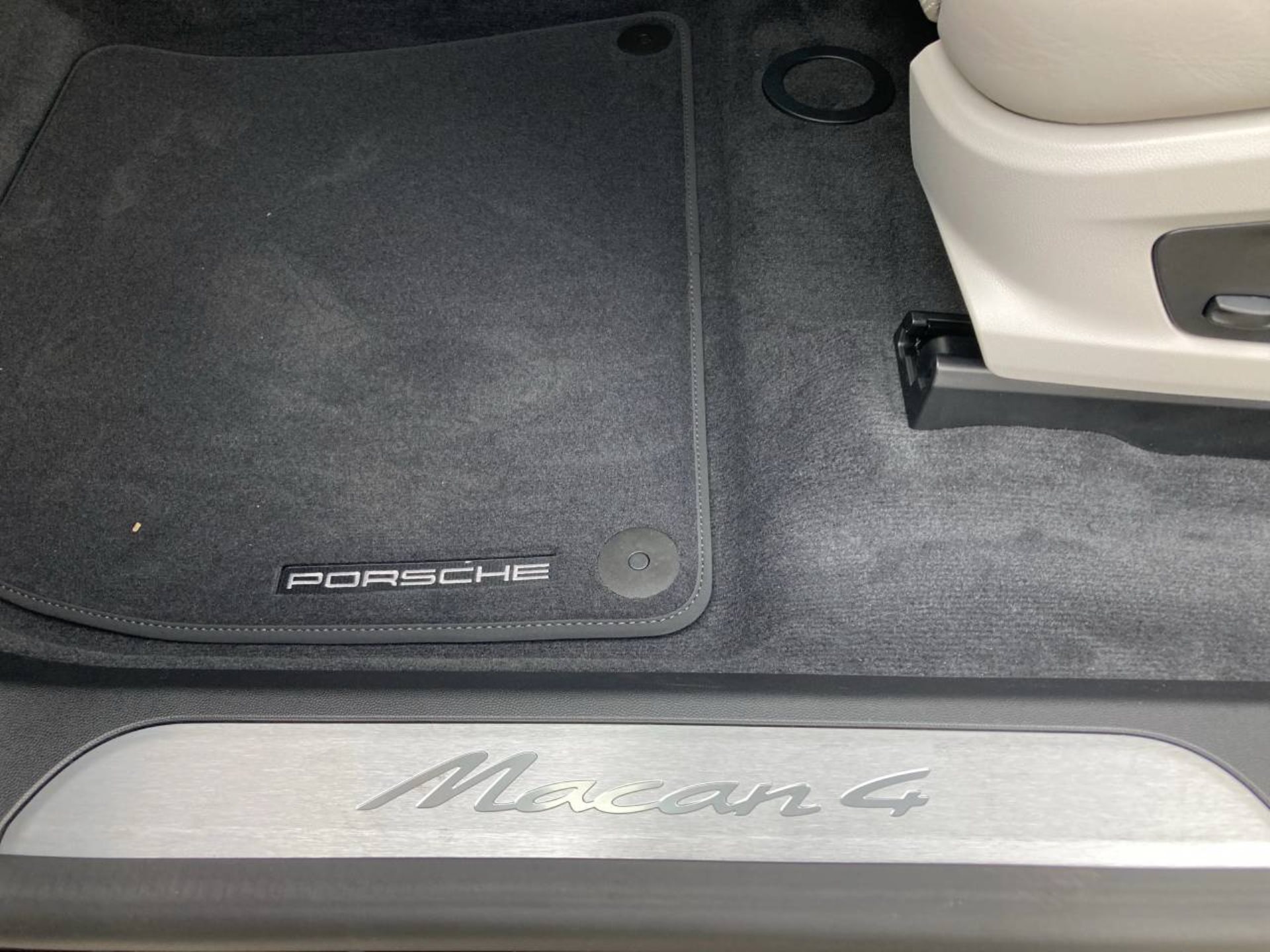 PORSCHE Macan 4-image-23